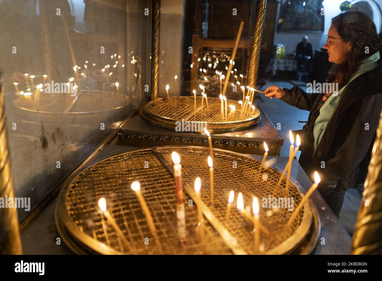 Un pèlerin allume une bougie le 10 décembre 2019 dans la basilique de la Nativité à Bethléem (Cisjordanie) est l'un des plus anciens temples chrétiens en usage. Il a été construit sur la grotte, mieux connue sous le nom de portail de Bethléem, où on croit traditionnellement que Jésus de Nazareth est né. (Photo de Joaquin Gomez Sastre/NurPhoto) Banque D'Images