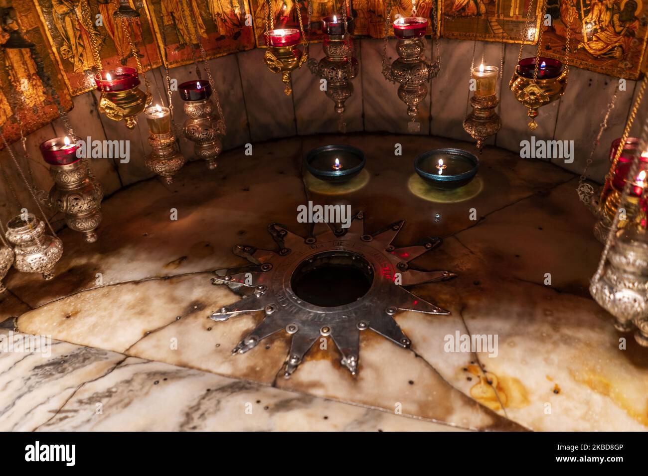 Une étoile argentée marque l'endroit où Jésus-Christ est né à l'intérieur de la grotte de la Basilique de la Nativité à Bethléem (Cisjordanie) est l'un des plus anciens temples chrétiens en usage le 10 décembre 2019. Il a été construit sur la grotte, mieux connue sous le nom de portail de Bethléem, où on croit traditionnellement que Jésus de Nazareth est né. (Photo de Joaquin Gomez Sastre/NurPhoto) Banque D'Images