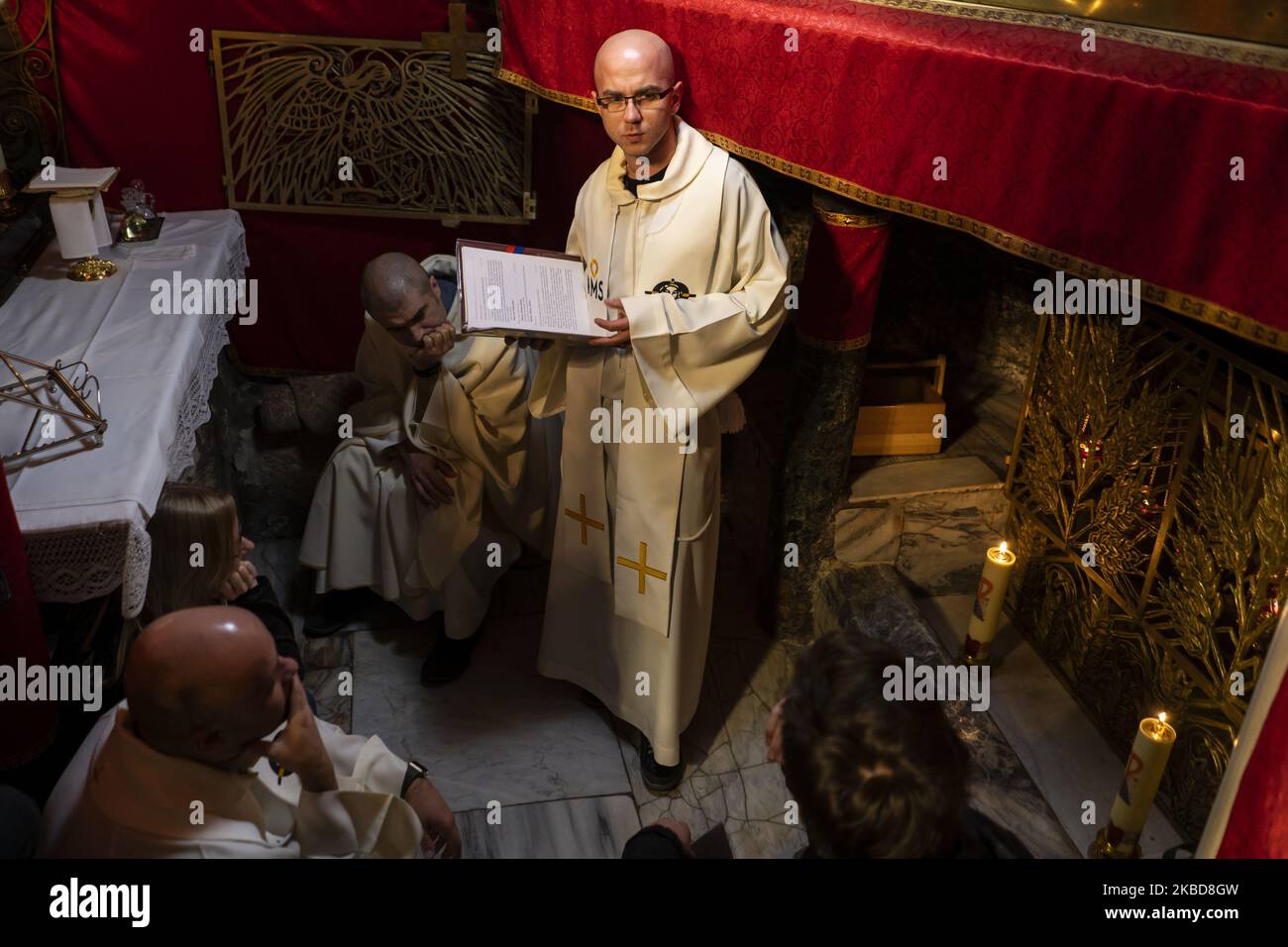 Les prêtres célèbrent le 10 décembre 2019 une messe à la Basilique de la Nativité à Bethléem (Cisjordanie) est l'un des plus anciens temples chrétiens en usage. Il a été construit sur la grotte, mieux connue sous le nom de portail de Bethléem, où on croit traditionnellement que Jésus de Nazareth est né. (Photo de Joaquin Gomez Sastre/NurPhoto) Banque D'Images