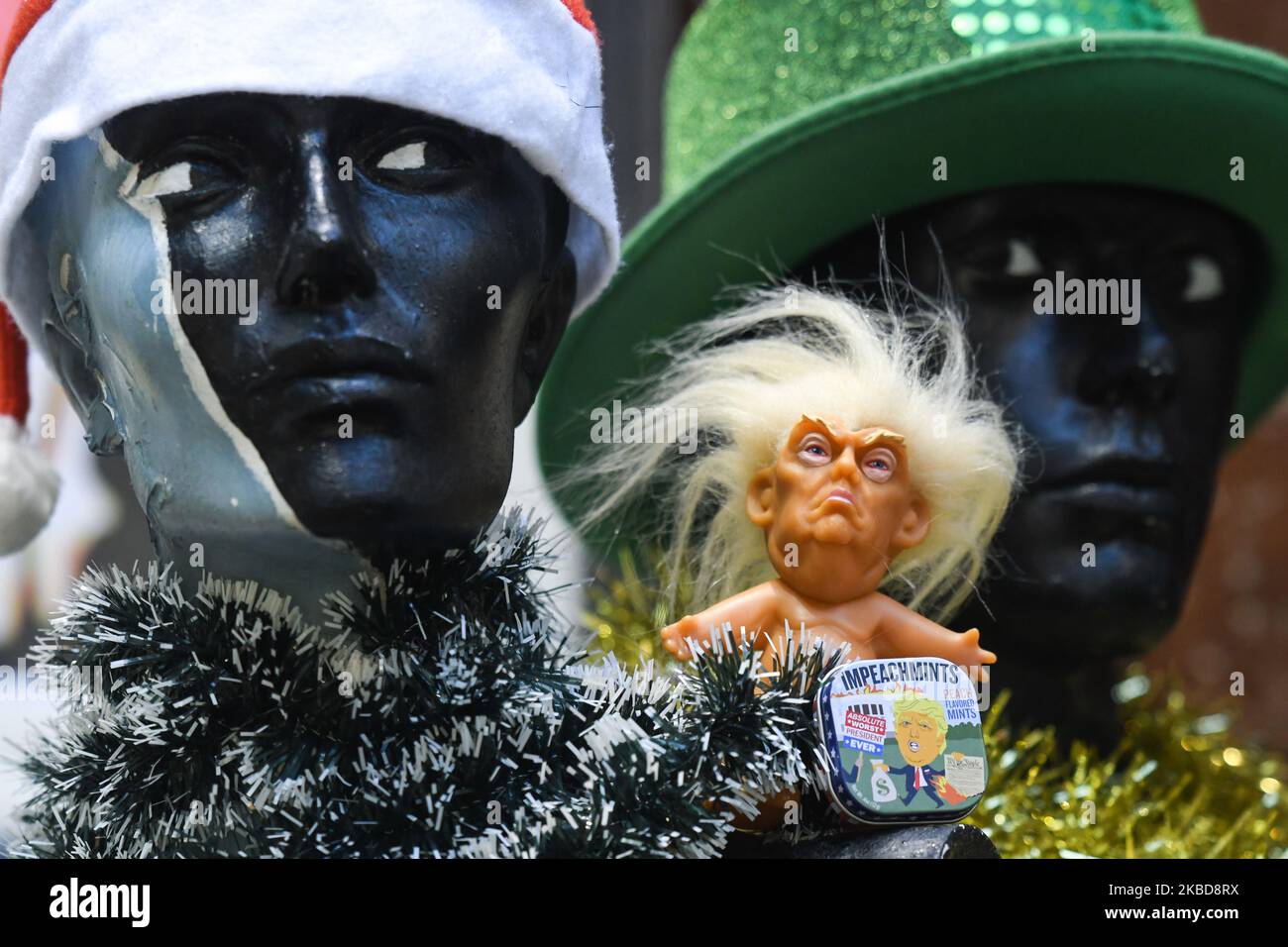 Une boîte d'Impeachmints, des minthes à saveur de pêche faisant référence au président américain Donal Trump, vu devant une poupée en vinyle du président Trump (réalisée par un ancien sculpteur de Disney Chuck Williams), exposée à la galerie d'art Balla Ban de Dublin. Une boîte de petits coups de frein sera remise à chaque achat de tirages de la Gallery Donald Trump. LE président AMÉRICAIN Donald Trump a été mis en accusation par la Chambre des représentants à majorité démocrate pour obstruction au Congrès et abus de pouvoir liés à ses relations avec l'Ukraine. Le jeudi 19 décembre 2019, à Dublin, Irlande. (Photo par Artur Widak/NurPhoto) Banque D'Images
