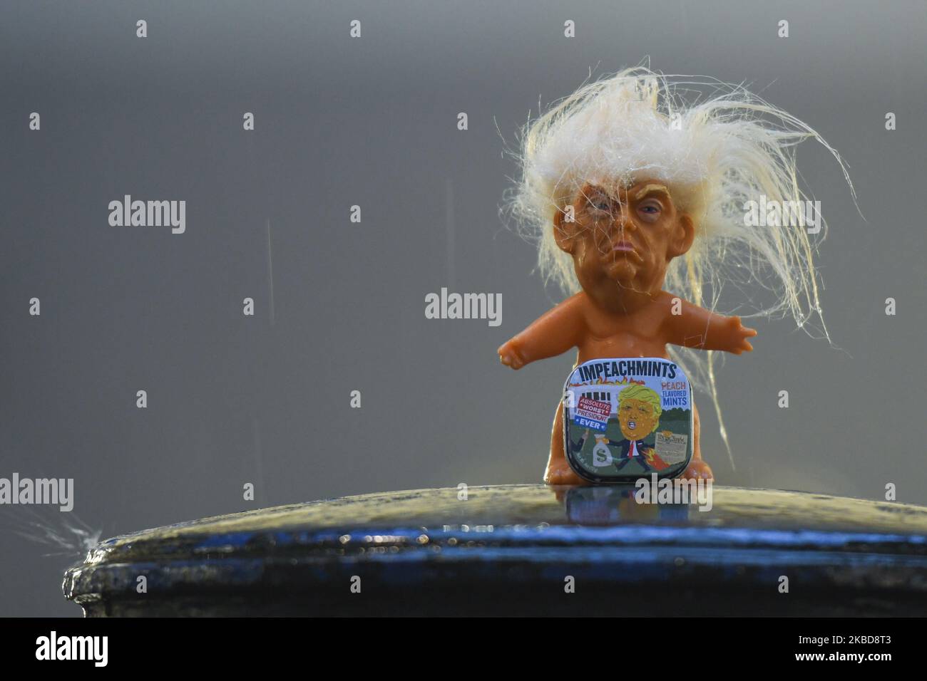 Une boîte d'Impeachmints, des minthes à saveur de pêche faisant référence au président américain Donal Trump, vu devant une poupée en vinyle du président Trump (réalisée par un ancien sculpteur de Disney Chuck Williams), exposée à la galerie d'art Balla Ban de Dublin. Une boîte de petits coups de frein sera remise à chaque achat de tirages de la Gallery Donald Trump. LE président AMÉRICAIN Donald Trump a été mis en accusation par la Chambre des représentants à majorité démocrate pour obstruction au Congrès et abus de pouvoir liés à ses relations avec l'Ukraine. Le jeudi 19 décembre 2019, à Dublin, Irlande. (Photo par Artur Widak/NurPhoto) Banque D'Images