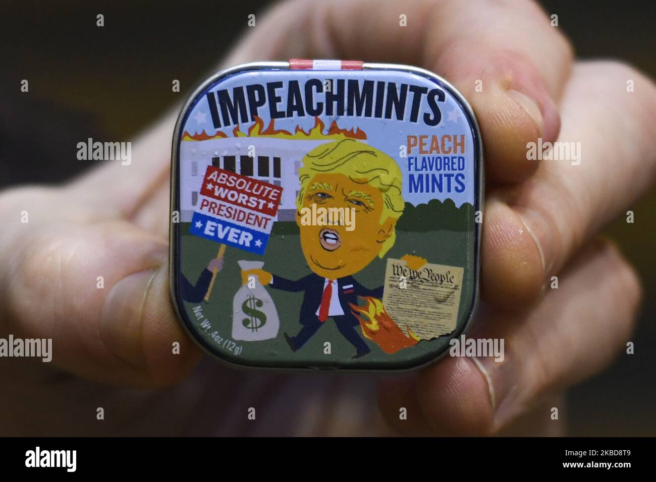 Une boîte d'Impeachmints, des minthes à saveur de pêche faisant référence au président américain Donal Trump, exposée à l'extérieur de la galerie d'art Balla Ban de Dublin. Une boîte de petits coups de frein sera remise à chaque achat de tirages de la Gallery Donald Trump. LE président AMÉRICAIN Donald Trump a été mis en accusation par la Chambre des représentants à majorité démocrate pour obstruction au Congrès et abus de pouvoir liés à ses relations avec l'Ukraine. Le jeudi 19 décembre 2019, à Dublin, Irlande. (Photo par Artur Widak/NurPhoto) Banque D'Images