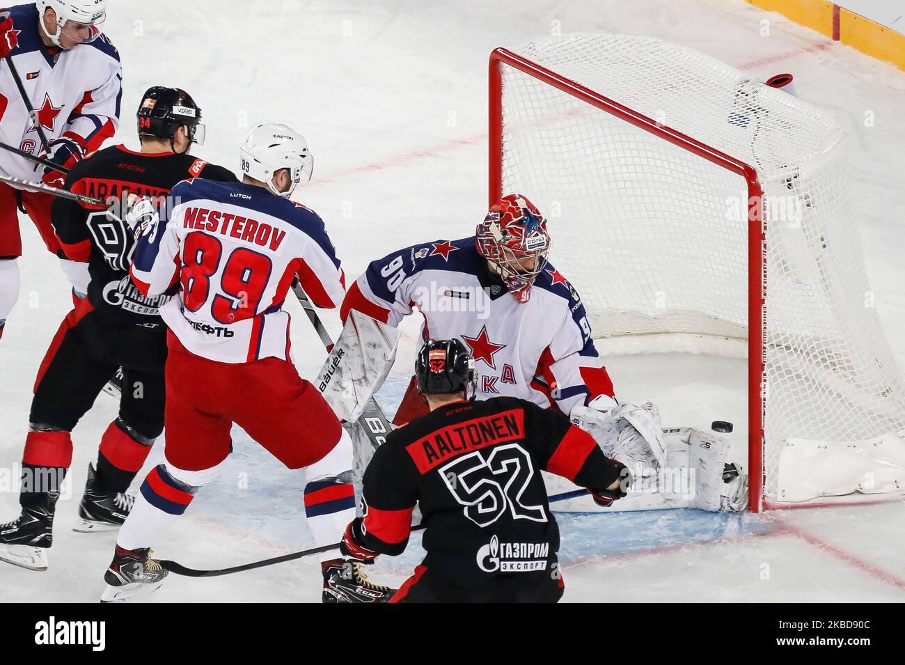 Ilya I. Sorokin (C) de CSKA Moscou fait une économie lors du match de hockey sur glace classique d'hiver 2019 de la KHL entre SKA St Petersbourg et CSKA Moscou à l'arène Gazprom de 19 décembre 2019 à Saint-Pétersbourg, en Russie. (Photo de Mike Kireev/NurPhoto) Banque D'Images