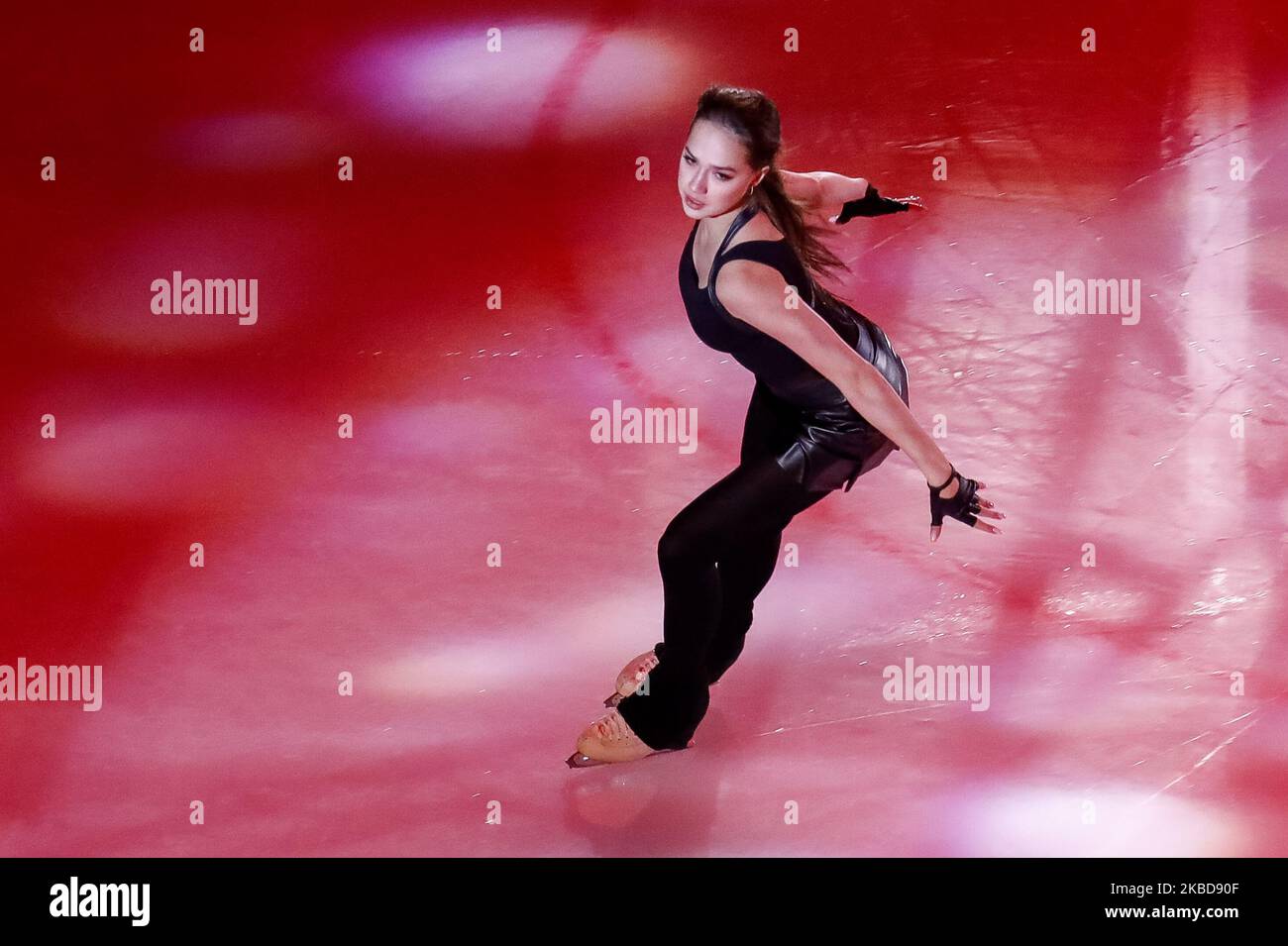 Le patineur de figues Alina Zagitova se produit lors du spectacle de pré-match du match de hockey sur glace de la KHL 2019 entre SKA St Petersbourg et CSKA Moscou à l'arène Gazprom de 19 décembre 2019, à Saint-Pétersbourg, en Russie. (Photo de Mike Kireev/NurPhoto) Banque D'Images