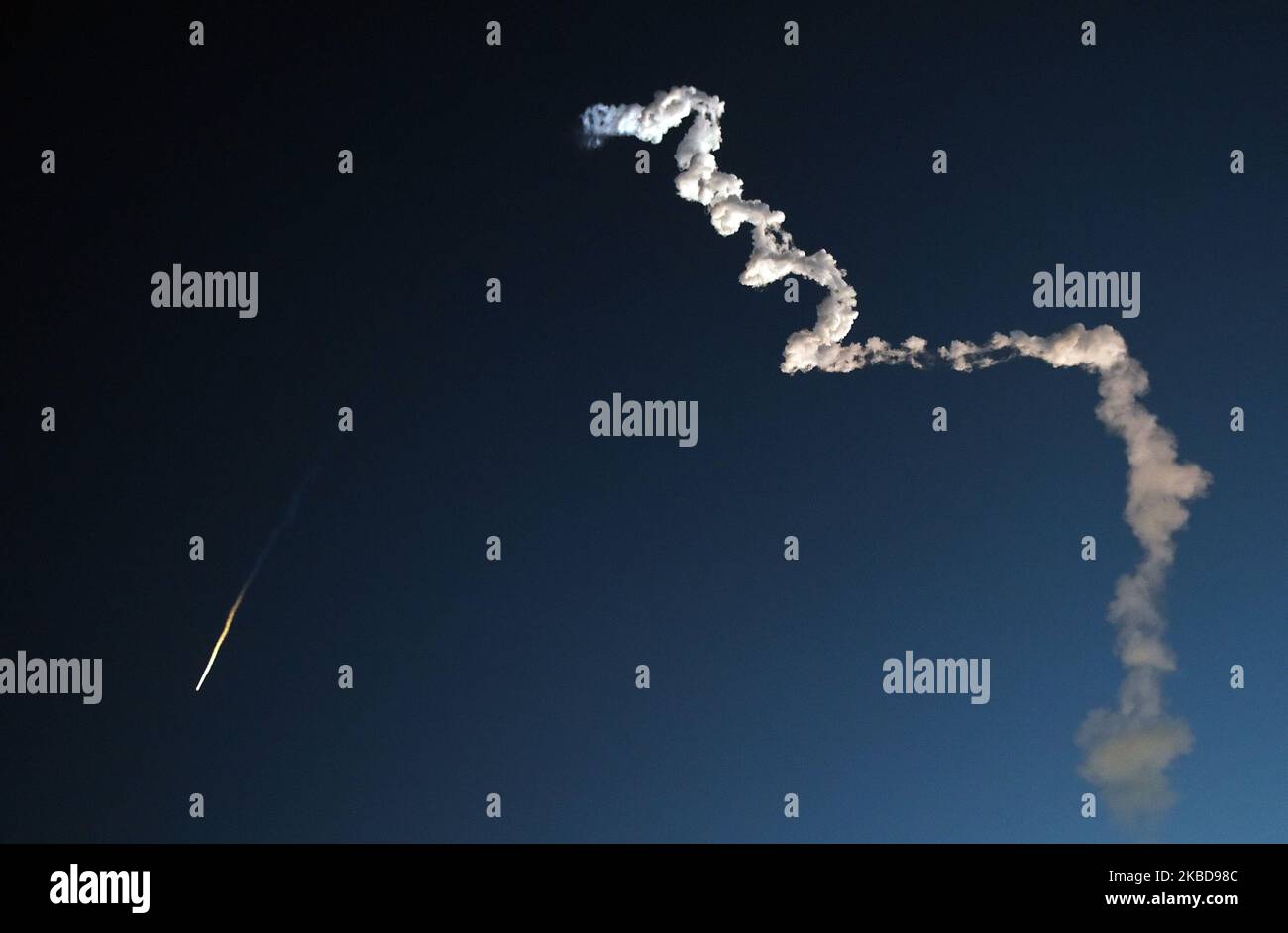 Une fusée Atlas V de United Launch Alliance transportant le vaisseau spatial Boeing CST-100 Starliner quitte un sentier après avoir quitté le complexe de lancement spatial 41 à la station aérienne du Cap Canaveral lors d'une mission d'essai en vol orbital sans pilote à la station spatiale internationale (ISS) sur 20 décembre 2019 à Cape Canaveral, Floride. En tant que successeur de la navette spatiale, l'engin spatial est conçu pour transporter des astronautes et des cargaisons jusqu'à l'ISS. (Photo de Paul Hennessy/NurPhoto) Banque D'Images