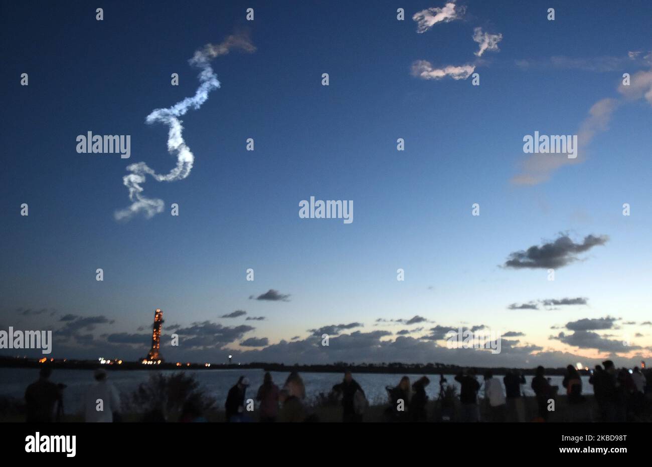 20 décembre 2019 - Centre spatial Kennedy, Floride, États-Unis - les gens regardent une fusée Atlas V de United Launch Alliance transportant le vaisseau spatial Boeing CST-100 Starliner quitte un sentier après avoir quitté le complexe de lancement spatial 41 à la station aérienne de Cape Canaveral lors d'une mission d'essai en vol orbital sans pilote à destination de la station spatiale internationale (ISS) 20 décembre 2019 au Centre spatial Kennedy en Floride. En tant que successeur de la navette spatiale, l'engin spatial est conçu pour transporter des astronautes et des cargaisons jusqu'à l'ISS. (Photo de Paul Hennessy/NurPhoto) Banque D'Images