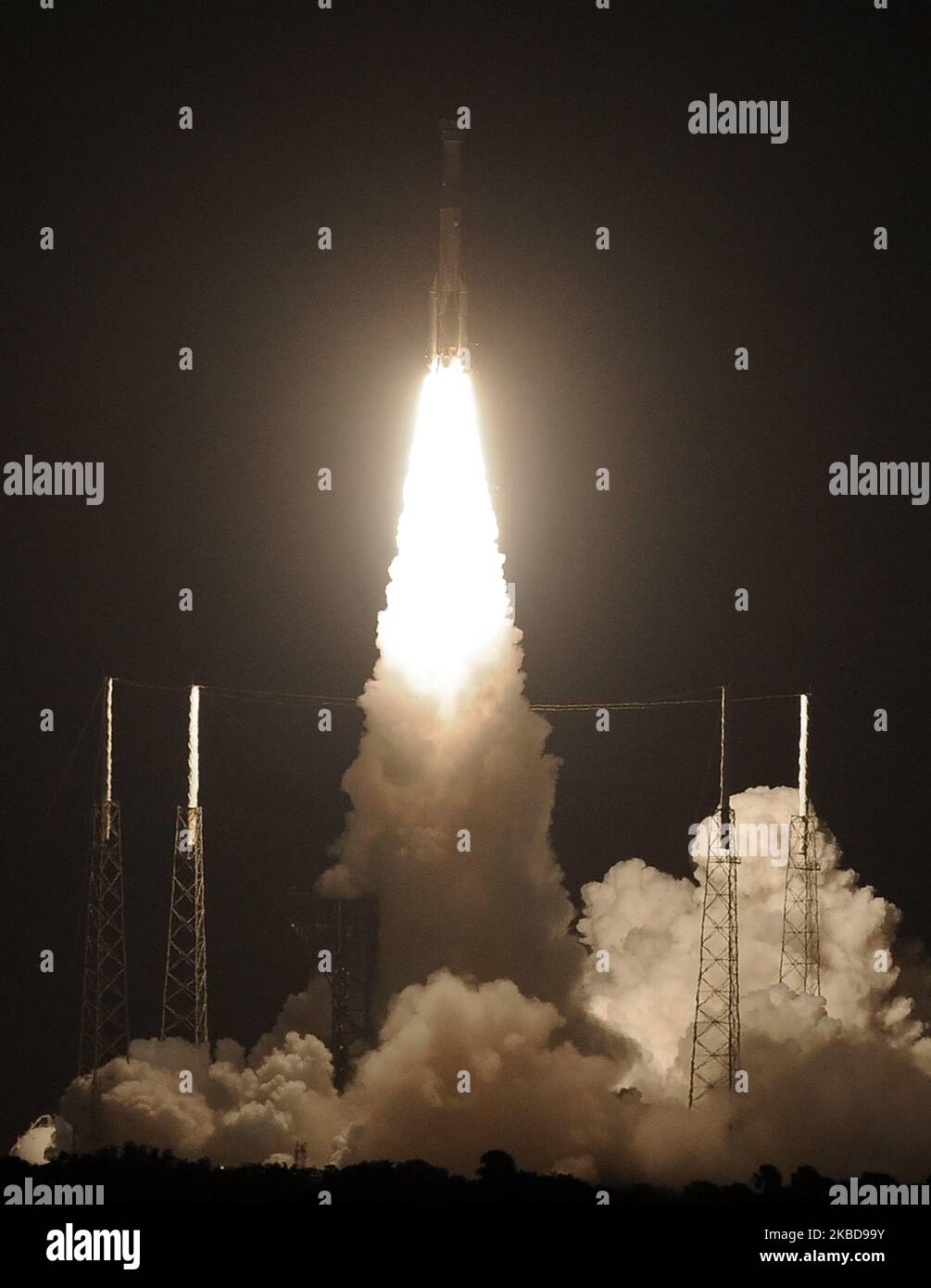Une fusée Atlas V de United Launch Alliance transportant le satellite Boeing CST-100 Starliner se soulève du complexe de lancement spatial 41 à la station aérienne de Cape Canaveral lors d'une mission d'essai en vol orbital sans pilote à la station spatiale internationale (ISS) à 20 décembre 2019, à Cape Canaveral, en Floride. En tant que successeur de la navette spatiale, l'engin spatial est conçu pour transporter des astronautes et des cargaisons jusqu'à l'ISS. (Photo de Paul Hennessy/NurPhoto) Banque D'Images