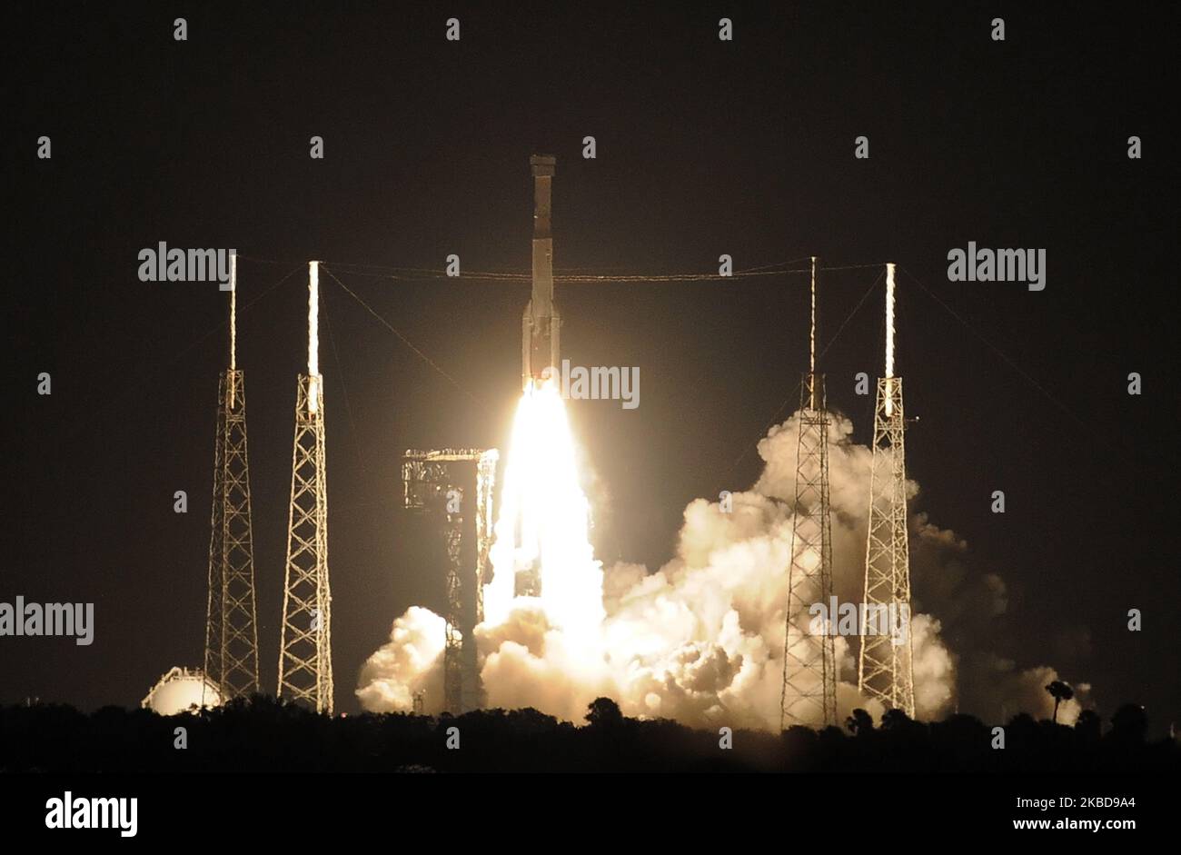 Une fusée Atlas V de United Launch Alliance transportant le satellite Boeing CST-100 Starliner se soulève du complexe de lancement spatial 41 à la station aérienne de Cape Canaveral lors d'une mission d'essai en vol orbital sans pilote à la station spatiale internationale (ISS) à 20 décembre 2019, à Cape Canaveral, en Floride. En tant que successeur de la navette spatiale, l'engin spatial est conçu pour transporter des astronautes et des cargaisons jusqu'à l'ISS. (Photo de Paul Hennessy/NurPhoto) Banque D'Images