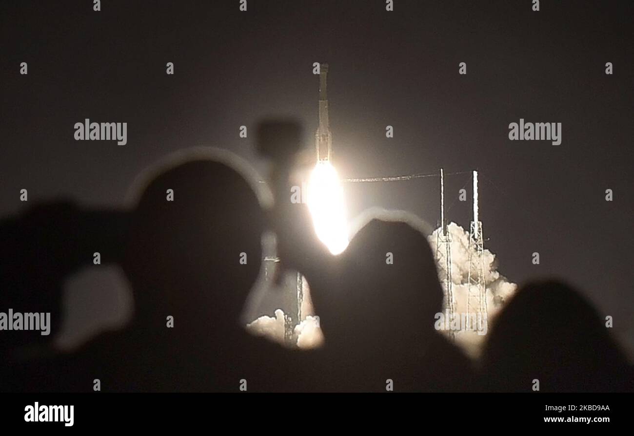 20 décembre 2019 - Centre spatial Kennedy, Floride, États-Unis - les gens regardent une fusée Atlas V de l'Alliance de lancement unie transportant le satellite Boeing CST-100 Starliner se soulève du complexe de lancement spatial 41 à la station aérienne du Cap Canaveral lors d'une mission d'essai en vol orbital sans pilote à la station spatiale internationale (ISS) à 20 décembre, 2019 au Kennedy Space Center en Floride. En tant que successeur de la navette spatiale, l'engin spatial est conçu pour transporter des astronautes et des cargaisons jusqu'à l'ISS. (Photo de Paul Hennessy/NurPhoto) Banque D'Images