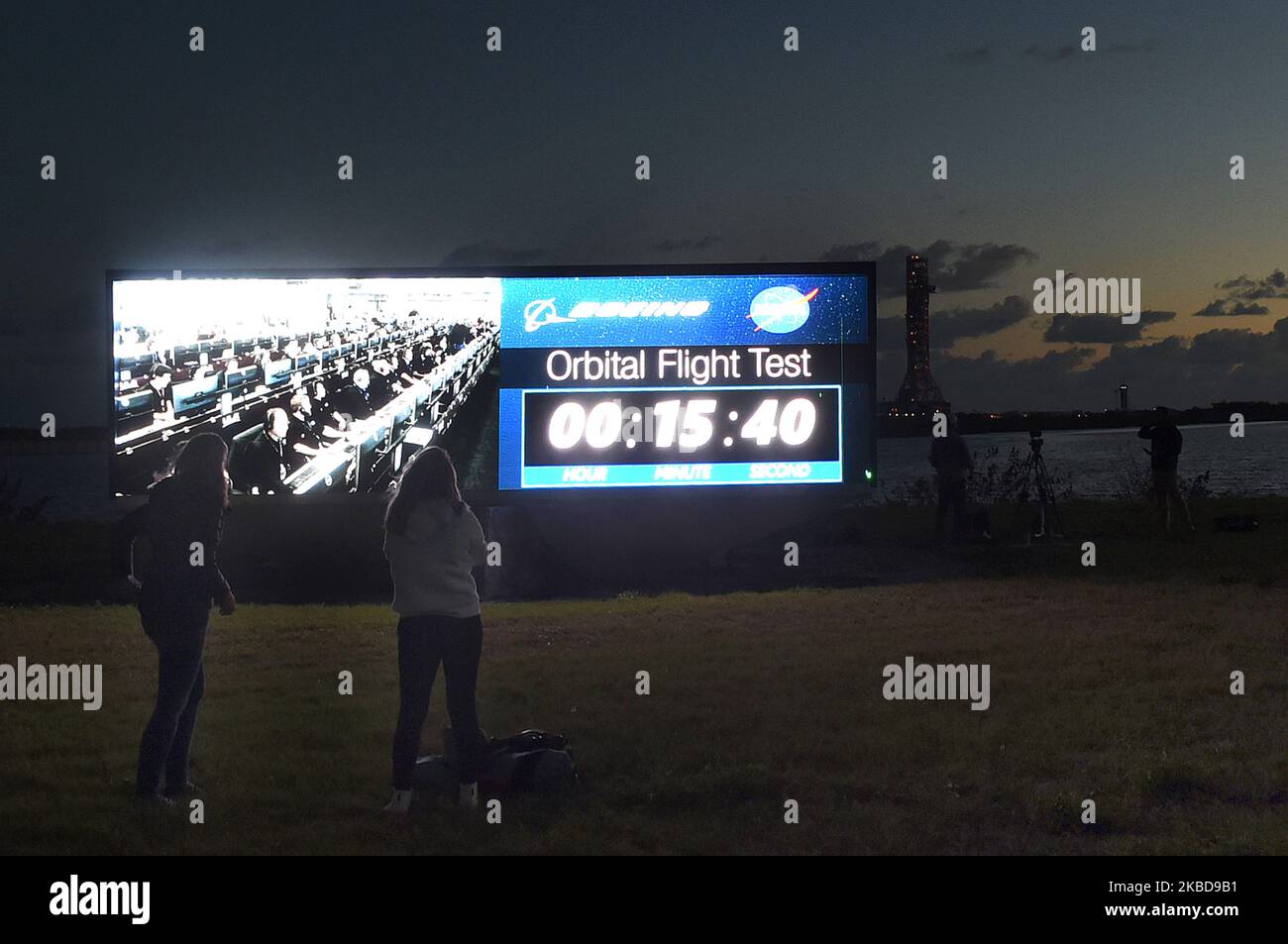 20 décembre 2019 - Centre spatial Kennedy, Floride, États-Unis - les gens regardent le compte à rebours après le lancement d'une fusée Atlas V United Launch Alliance transportant le Boeing CST-100 Starliner vaisseau spatial du complexe Space Launch Complex 41 à la station aérienne de Cape Canaveral lors d'une mission d'essai en vol orbital sans pilote à la station spatiale internationale (ISS) 20 décembre 2019 au Centre spatial Kennedy en Floride. En tant que successeur de la navette spatiale, l'engin spatial est conçu pour transporter des astronautes et des cargaisons jusqu'à l'ISS. (Photo de Paul Hennessy/NurPhoto) Banque D'Images