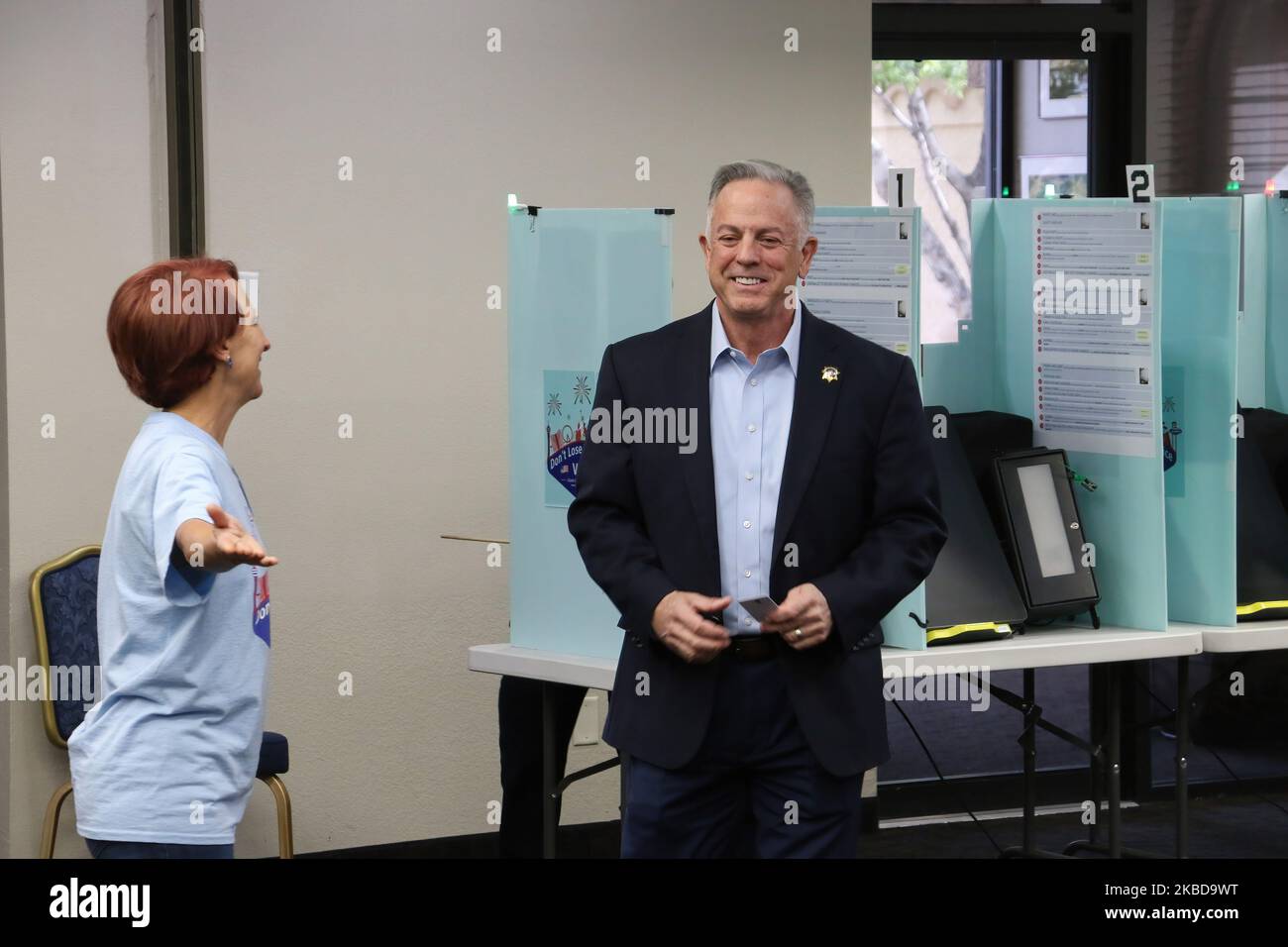 Las Vegas, États-Unis. 03rd novembre 2022. Le shérif du comté de Clark Joe Lombardo (R), candidat gubernotorial du Nevada GOP, sourit après avoir voté au Mountain Shadows Community Center de Summerlin, à l'est de Las Vegas. Crédit : SOPA Images Limited/Alamy Live News Banque D'Images