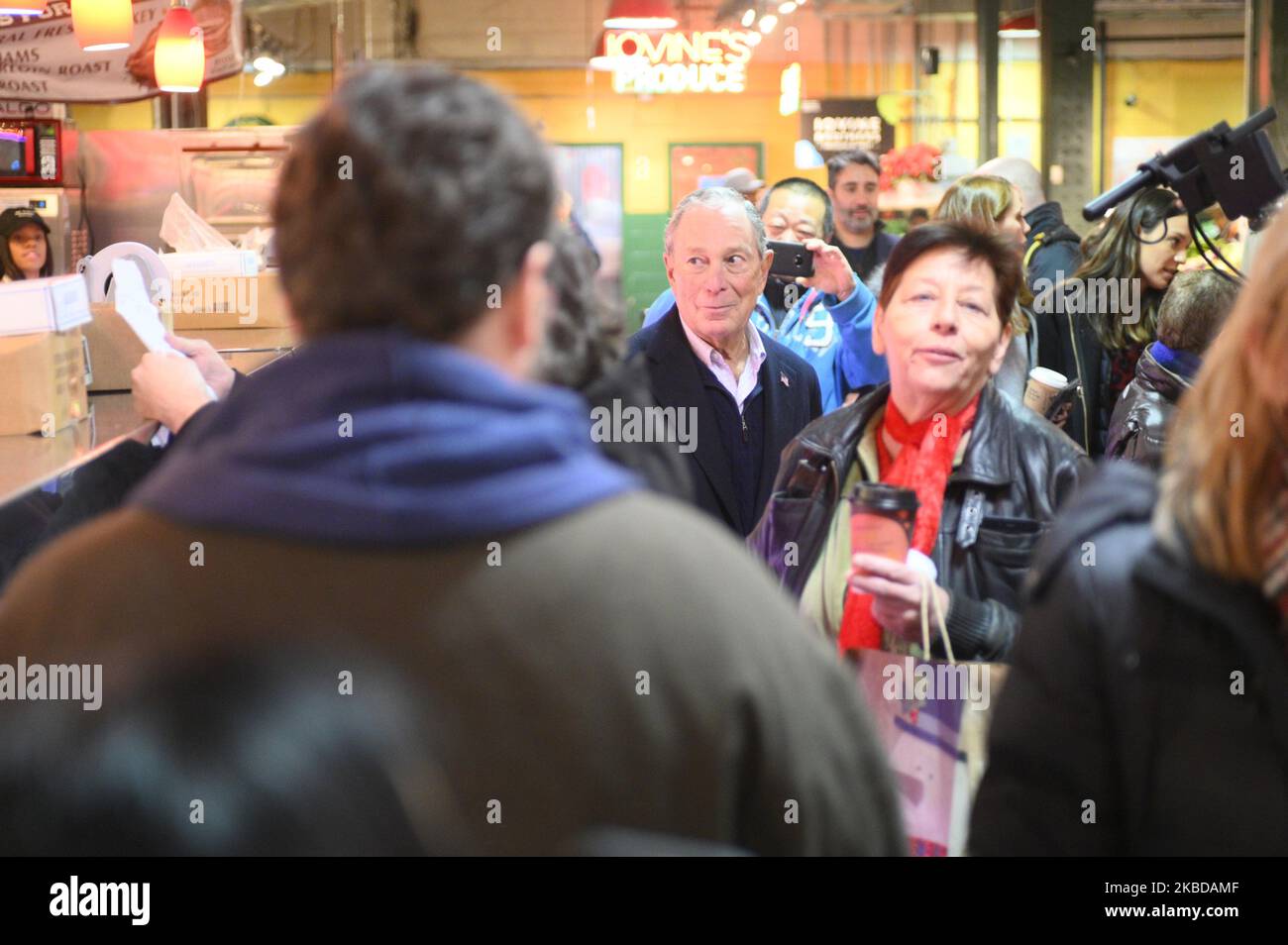 L'ancien maire de New York et candidat démocrate à la présidence Michael Bloomberg est rejoint par Anuj Gupta, directeur général du marché des terminaux de lecture lors d'une visite du grand marché public intérieur du centre-ville de Philadelphie, en Pennsylvanie, sur 21 décembre 2019. (Photo de Bastiaan Slabbers/NurPhoto) Banque D'Images