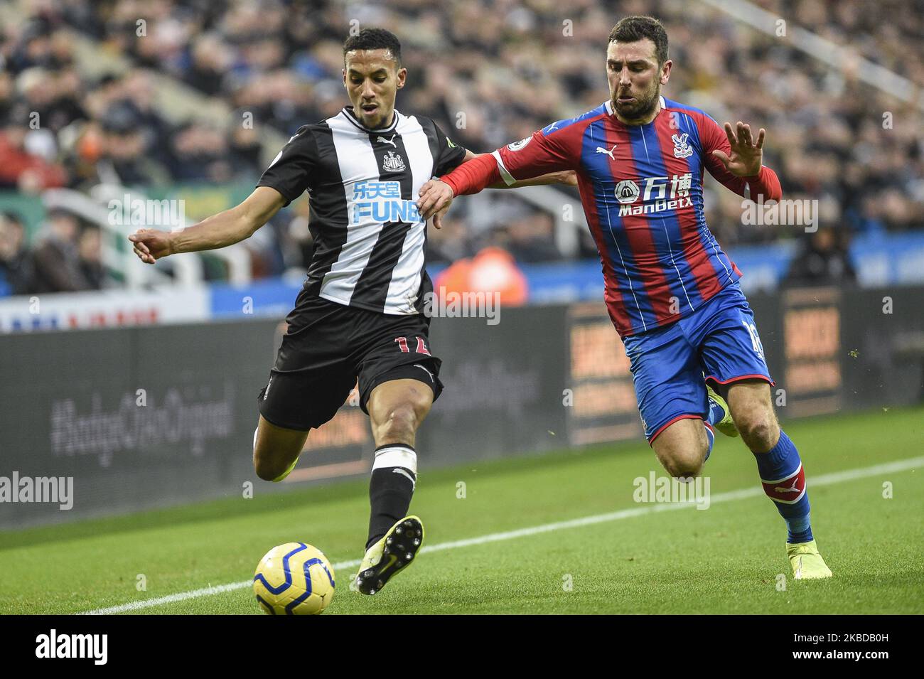 Isaac Hayden (14) de Newcastle United sous la pression de James McArthur (18) de Crystal Palace lors du match de première ligue entre Newcastle United et Crystal Palace à St. James's Park, Newcastle, le samedi 21st décembre 2019. (Photo par IAM Burn/MI News/NurPhoto) Banque D'Images