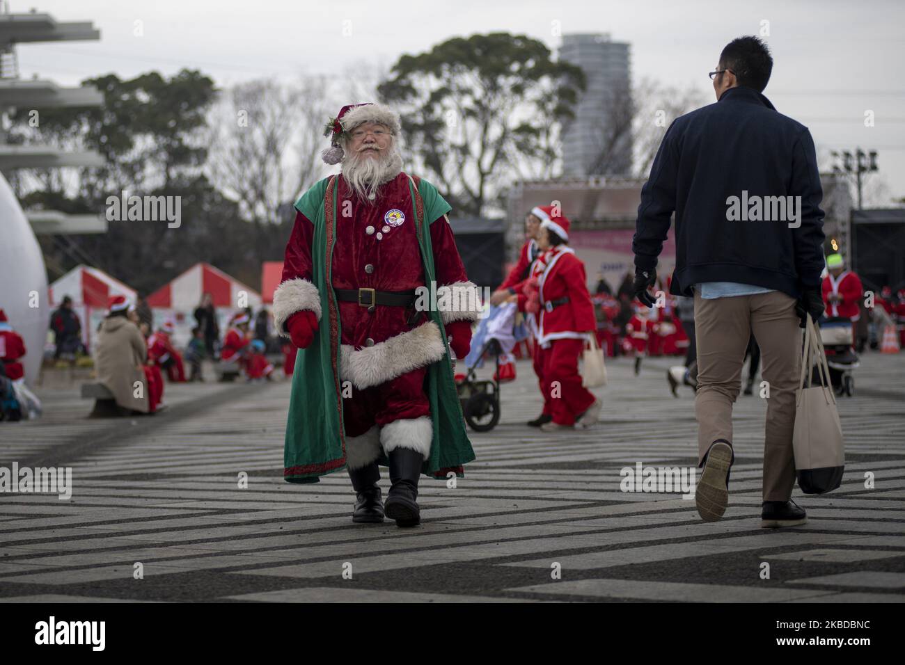 Le participant portant les costumes du Père Noël participe à la Tokyo Great Santa Run 2019 à Tokyo, Japon, 22 décembre 2019. Les gens ont pris part à l'événement caritatif tenu à Tokyo où une partie des frais de participation va dans les cadeaux de Noël pour les enfants qui ont été hospitalisés. (Photo par Alessandro Di Ciommo/NurPhoto) Banque D'Images