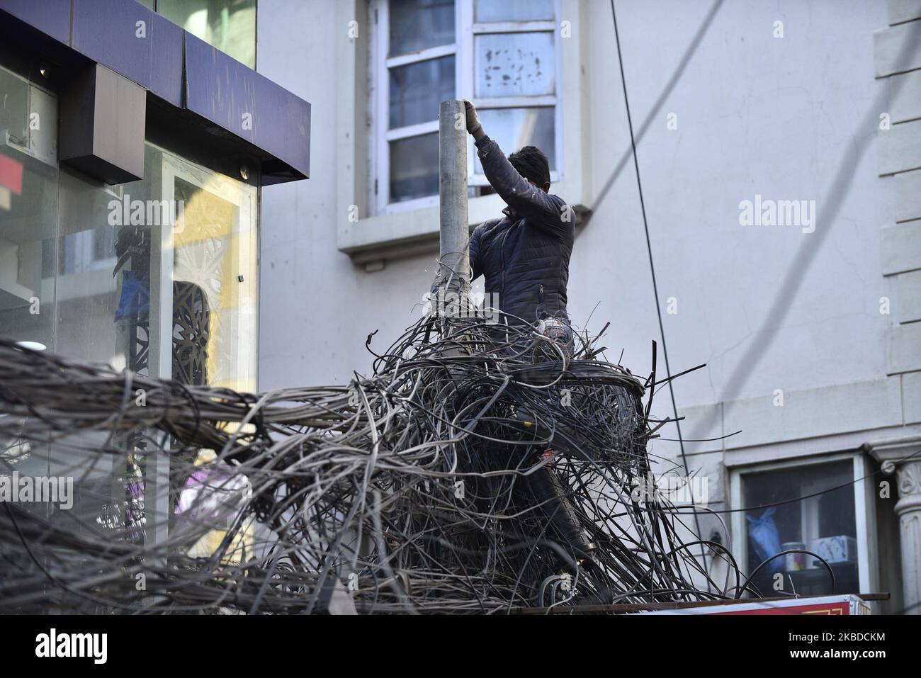 L'Autorité népalaise de l'électricité (AEN) retire les fils et les câbles de toute la zone autour du noyau Thamel, Katmandou, Népal dimanche, 22 décembre 2019. NEA a commencé à travailler pour mettre les lignes électriques sous terre. (Photo de Narayan Maharajan/NurPhoto) Banque D'Images