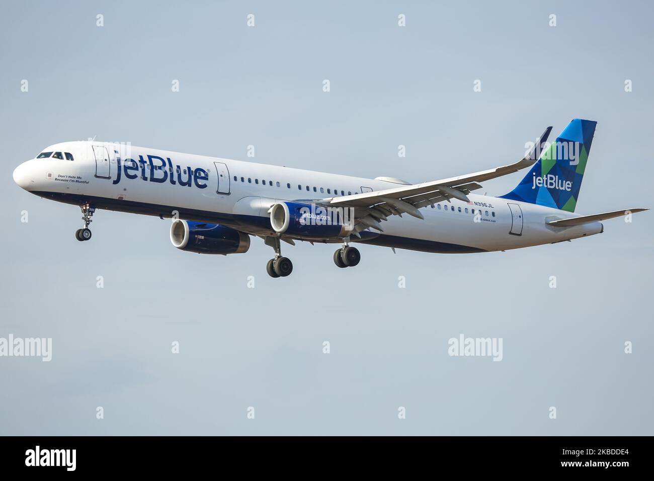JetBlue Airways Airbus A321, en particulier A321-231(WL), vu lors de l'atterrissage final à l'aéroport international John F. Kennedy de New York JFK / KJFK. L'avion a l'enregistrement N996JL, le nom ' ne me déteste pas parce que je suis Bluetiful ', la configuration de siège économique 200 et 2x moteurs de jet IAE. La compagnie aérienne, B6, JBU, JETBLUE est une compagnie aérienne à bas prix, la septième aux États-Unis avec une base d'exploitation à New York-JFK, assurant plus de 1000 vols quotidiens sur des réseaux nationaux et internationaux. (Photo de Nicolas Economou/NurPhoto) Banque D'Images