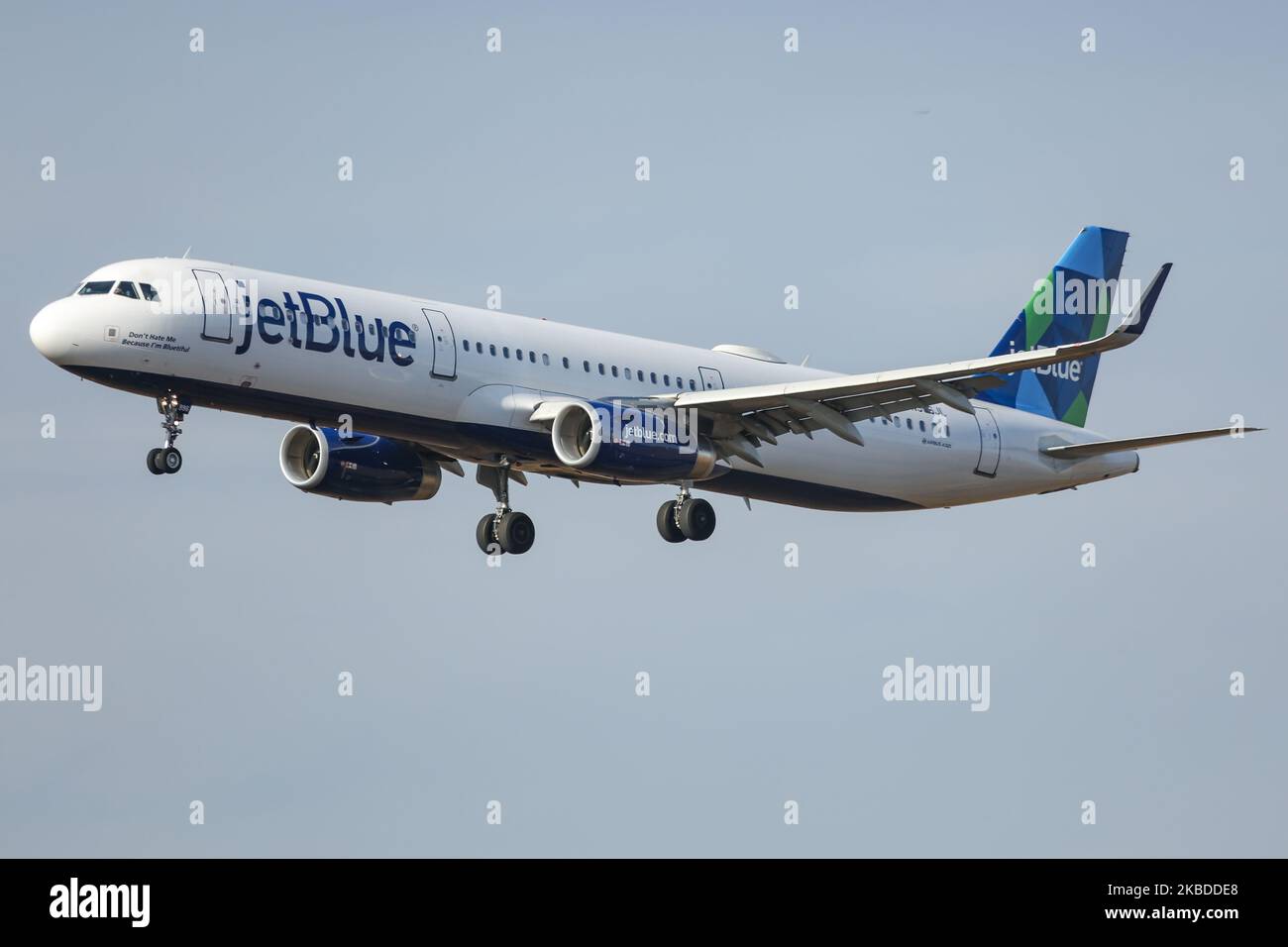 JetBlue Airways Airbus A321, en particulier A321-231(WL), vu lors de l'atterrissage final à l'aéroport international John F. Kennedy de New York JFK / KJFK. L'avion a l'enregistrement N996JL, le nom ' ne me déteste pas parce que je suis Bluetiful ', la configuration de siège économique 200 et 2x moteurs de jet IAE. La compagnie aérienne, B6, JBU, JETBLUE est une compagnie aérienne à bas prix, la septième aux États-Unis avec une base d'exploitation à New York-JFK, assurant plus de 1000 vols quotidiens sur des réseaux nationaux et internationaux. (Photo de Nicolas Economou/NurPhoto) Banque D'Images