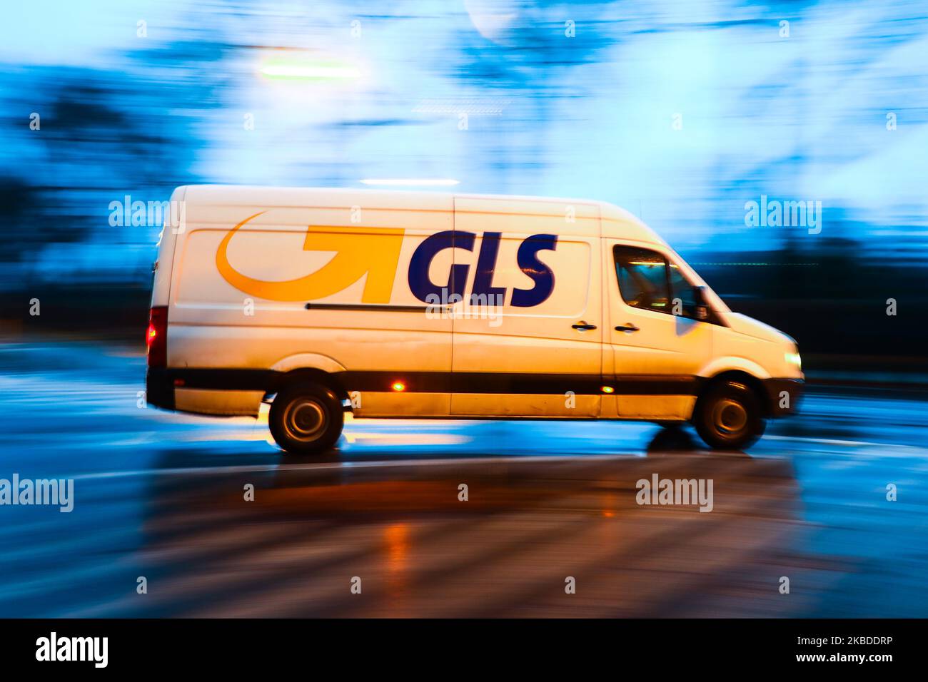 Pendant la période de Noël, une fourgonnette GLS traverse les rues de Gliwice, en Pologne. 23rd décembre 2019 (photo de Beata Zawrzel/NurPhoto) Banque D'Images