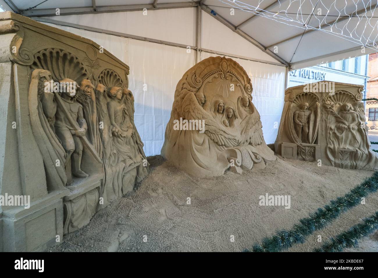 Scène de Nativité ou berceau de Jésus en sable est vu à Gdansk, Pologne le 24 décembre 2019 Noël le berceau de Jésus a été fait de 80 tonnes de sable mélangé à l'argile. Il montre des figures inspirées par la scène biblique de Noël. (Photo de Michal Fludra/NurPhoto) Banque D'Images