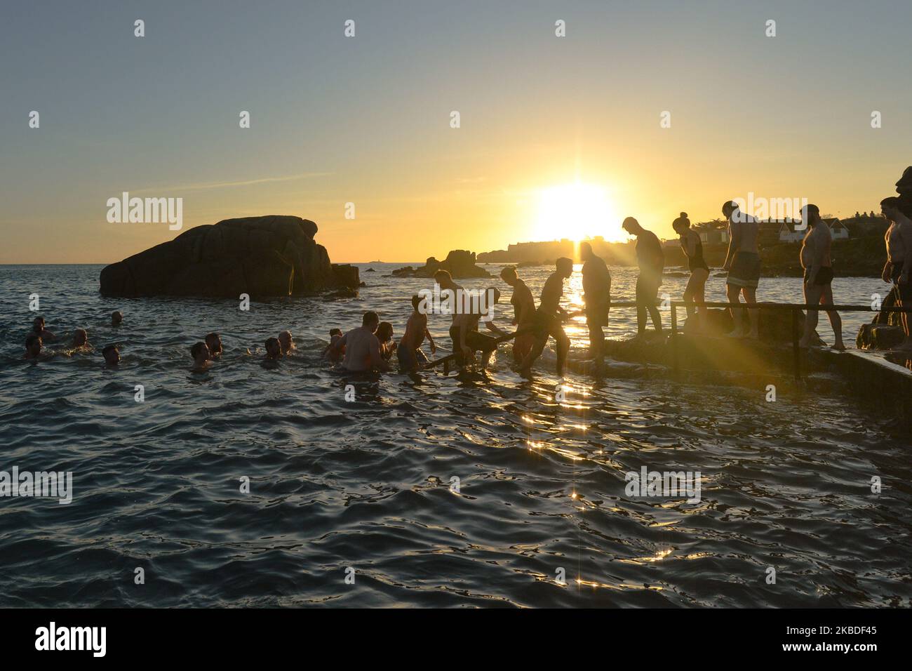 Une scène du jour de Noël annuel de natation, avec des centaines de nageurs se retournant pour un saut dans l'eau à la quarante pieds ce matin, à Dun Laoghaire, Dublin. Mercredi, 25 décembre 2019, à Dublin, Irlande. (Photo par Artur Widak/NurPhoto) Banque D'Images