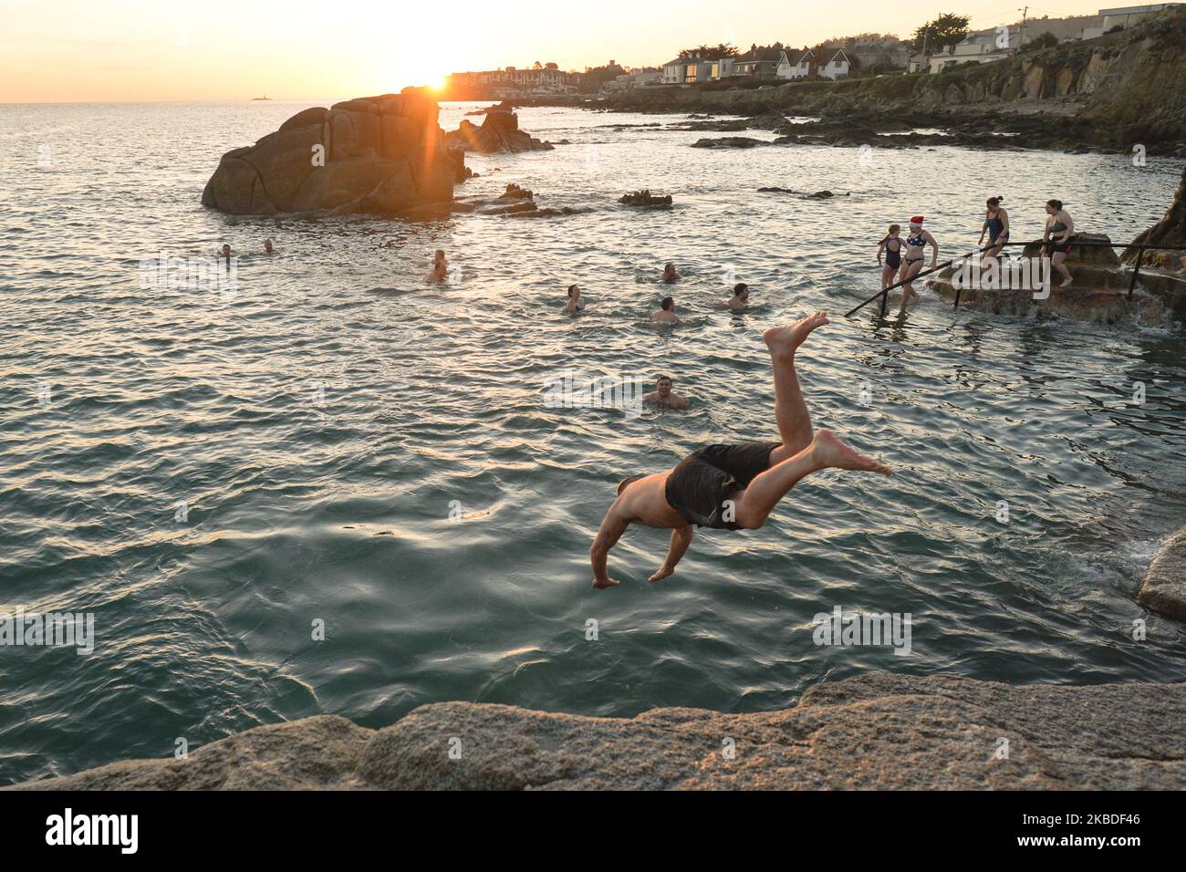 Une scène du jour de Noël annuel de natation, avec des centaines de nageurs se retournant pour un saut dans l'eau à la quarante pieds ce matin, à Dun Laoghaire, Dublin. Mercredi, 25 décembre 2019, à Dublin, Irlande. (Photo par Artur Widak/NurPhoto) Banque D'Images