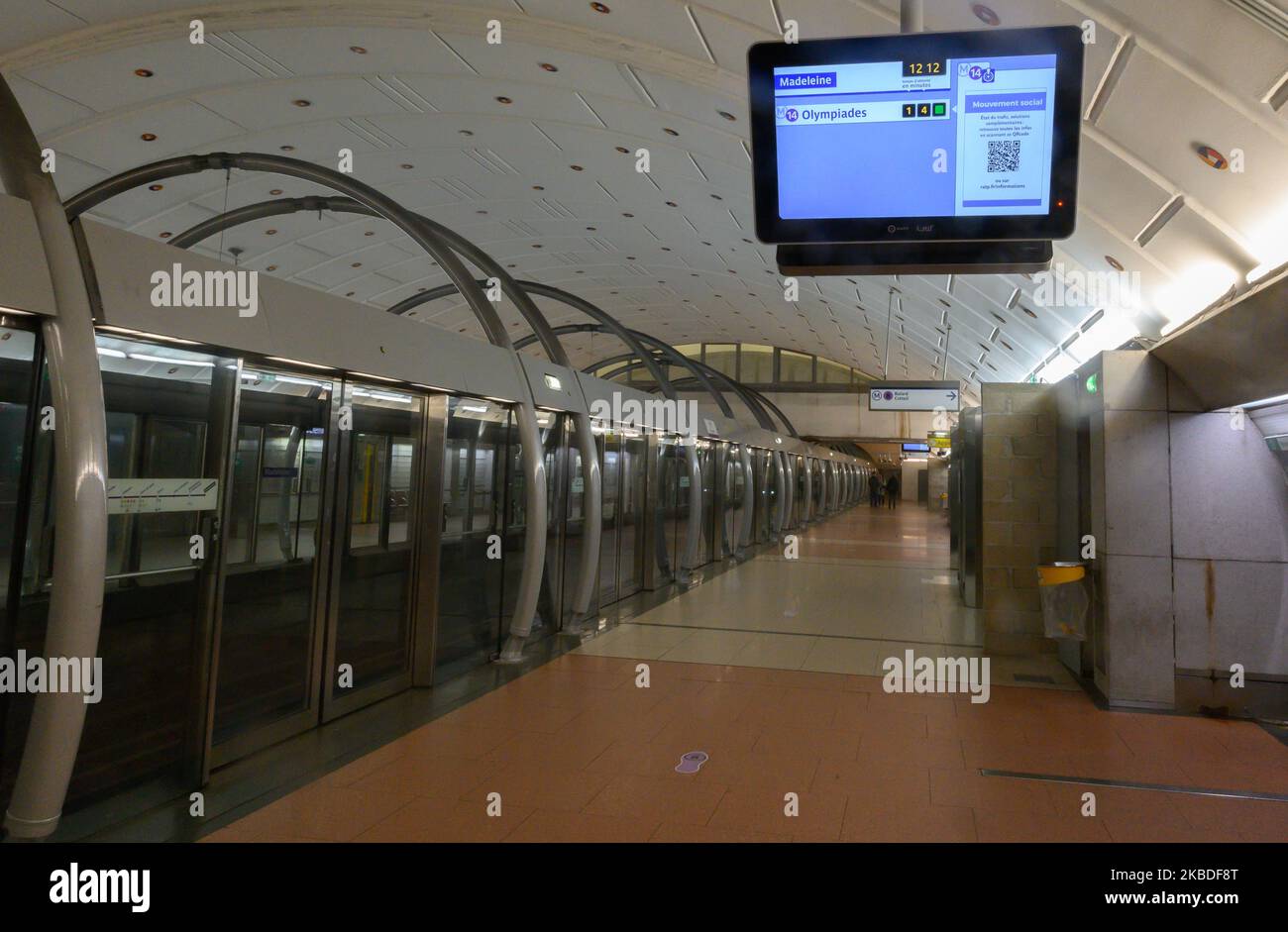 Vue sur la plate-forme de la ligne 14, Gare de Lyon, sur 25 décembre 2019 à Paris, France. Les agents de la RATP ont poursuivi leur grève qui a commencé sur 5 décembre contre le projet de réforme des pensions du gouvernement. Par conséquent, seules les 2 lignes automatiques du métro de Paris étaient en service et 14 autres étaient hors service. (Photo par Estelle Ruiz/NurPhoto) Banque D'Images