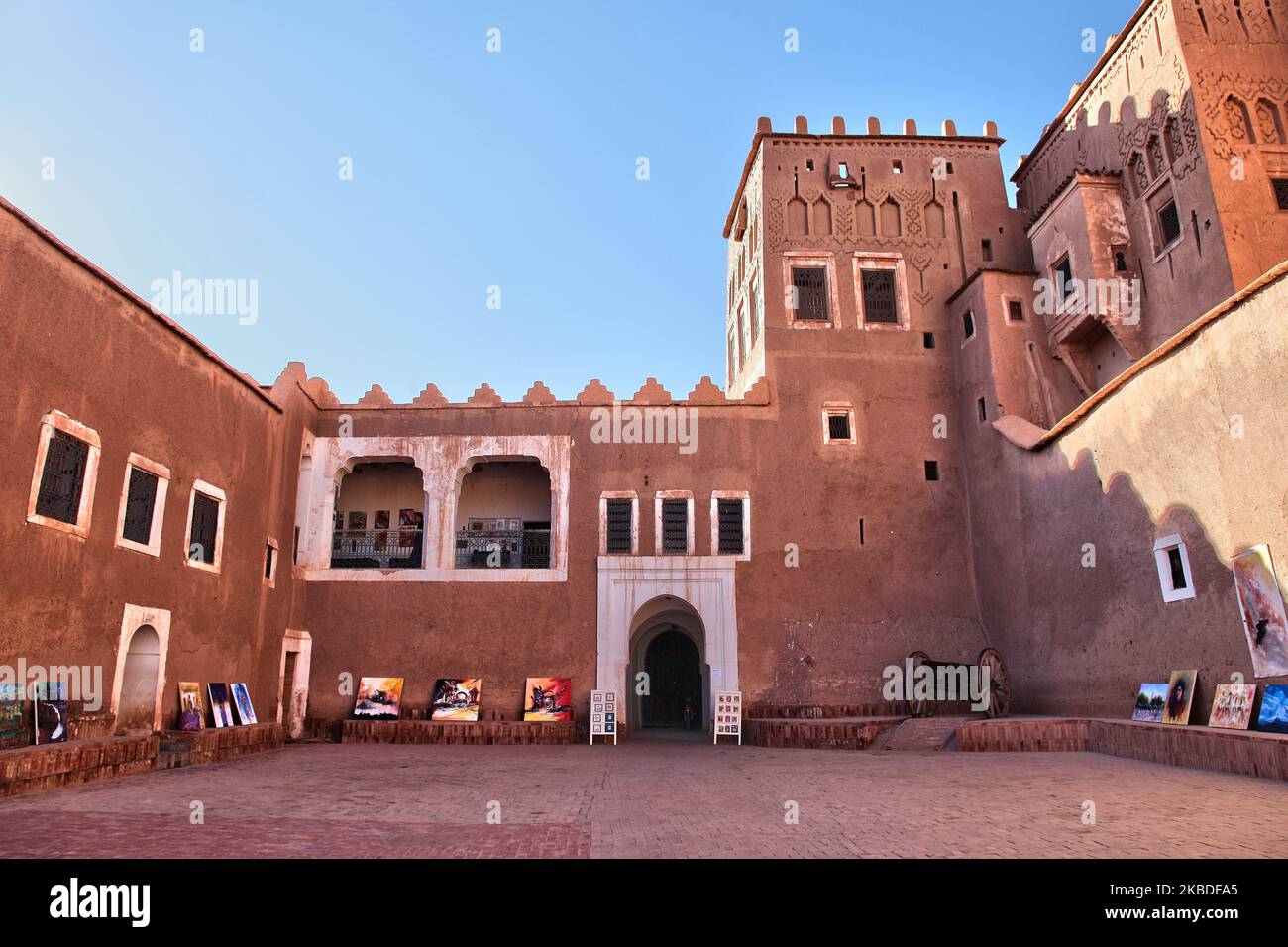 La Kasbah historique de Taourirt, située dans les montagnes de l'Atlas à Ouarzazate, Maroc, Afrique, le 4 janvier 2016. La Kasbah date du 19th siècle et compte près de 300 chambres. (Photo de Creative Touch Imaging Ltd./NurPhoto) Banque D'Images