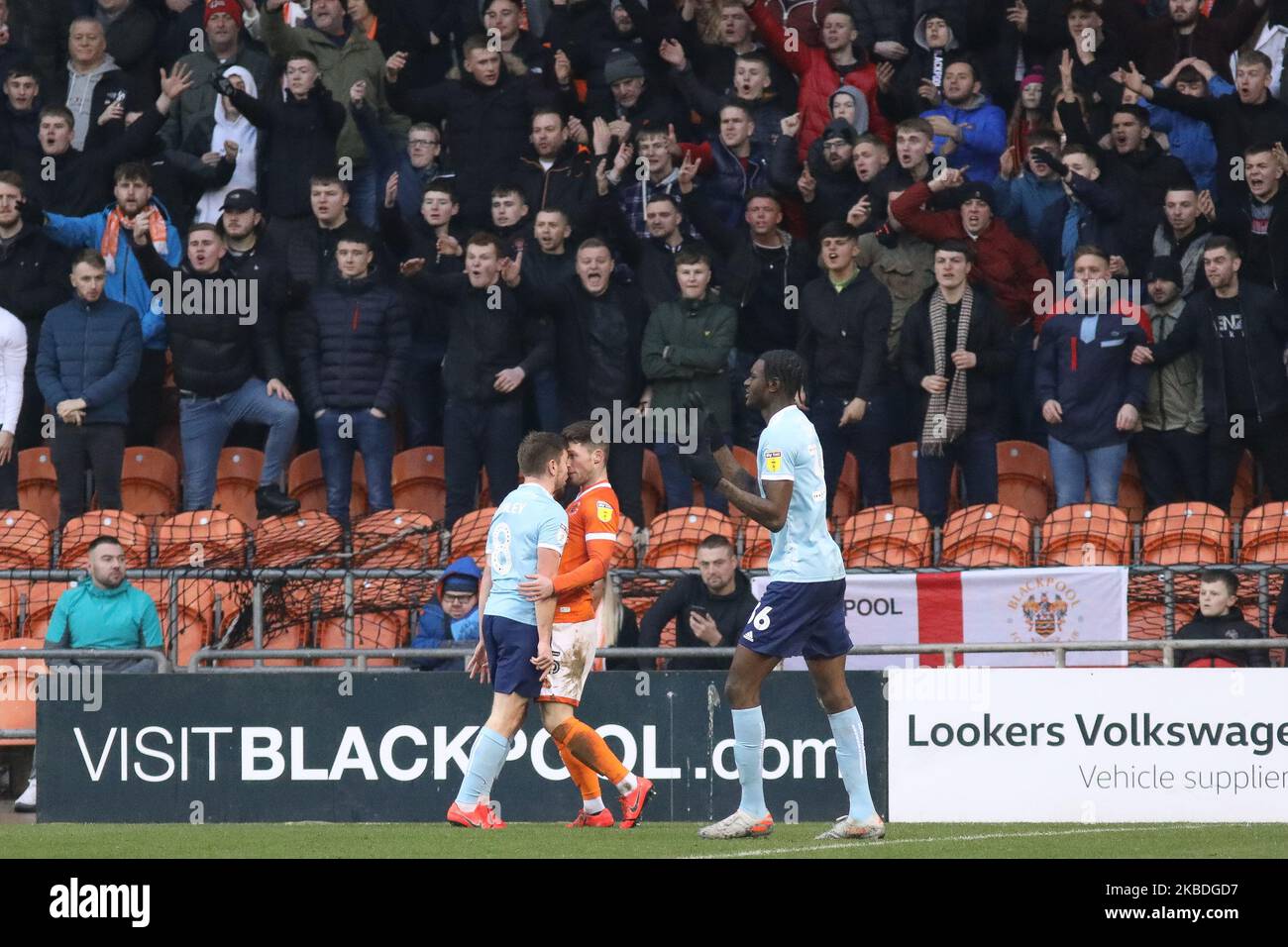 Sam Finley, d'Accrington Stanley, est en conflit avec Jordan Thompson, du FC Blackpool, lors du match de la Sky Bet League 1 entre Blackpool et Accrington Stanley, à Bloomfield Road, Blackpool, le jeudi 26th décembre 2019. (Photo de Tim Markland/MI News/NurPhoto) Banque D'Images