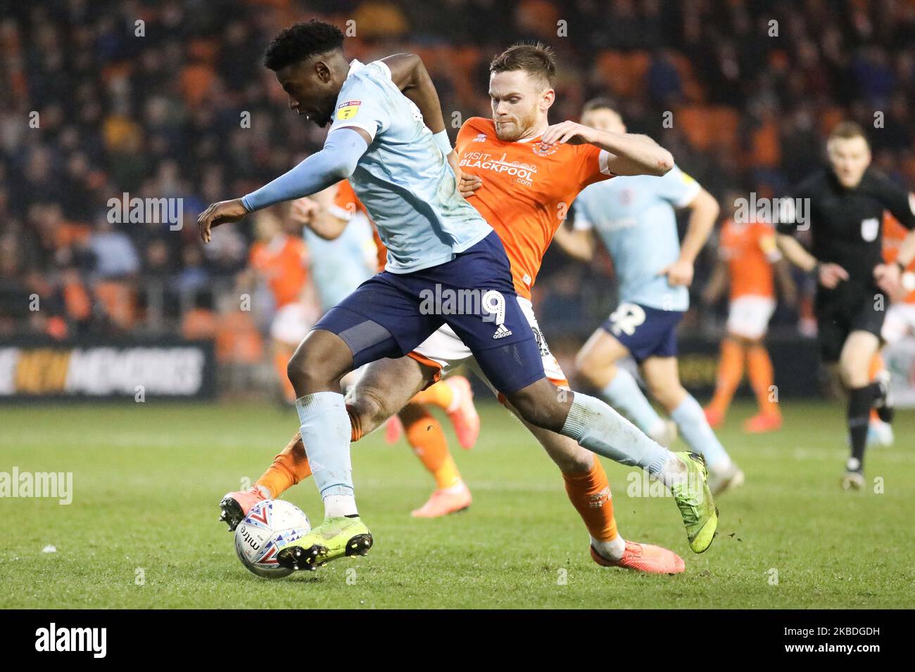 L'Offrande Zanzala d'Accrington Stanley combat pour possession avec Oliver Turton du FC Blackpool lors du match Sky Bet League 1 entre Blackpool et Accrington Stanley à Bloomfield Road, Blackpool, le jeudi 26th décembre 2019. (Photo de Tim Markland/MI News/NurPhoto) Banque D'Images