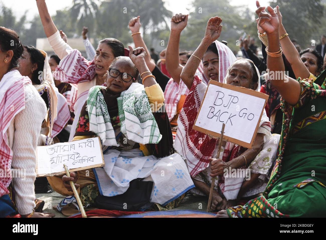 Les femmes citoyennes lors d'une manifestation contre la loi sur la citoyenneté (Amendement), à Lakhora à Guwahati, Assam, Inde, le 26 décembre 2019. (Photo de David Talukdar/NurPhoto) Banque D'Images