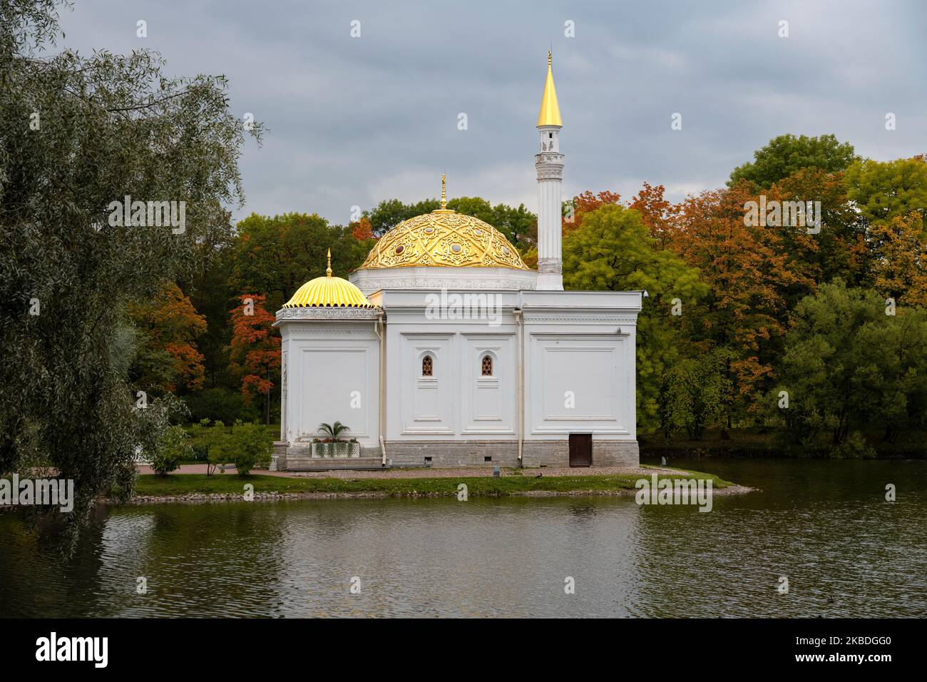 POUCHKINE, RUSSIE - 16 SEPTEMBRE 2021 : ancien pavillon du bain turc le jour de septembre sombre. Catherine Park sur Tsarskoye Selo Banque D'Images