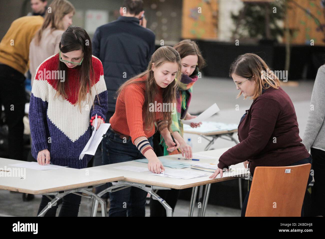 Les gens assistent à la réunion européenne de la jeunesse de 42nd organisée par la communauté de Taize a commencé à Wroclaw, en Pologne, le 28 décembre 2019. (Photo de Krzysztof Zatycki/NurPhoto) Banque D'Images