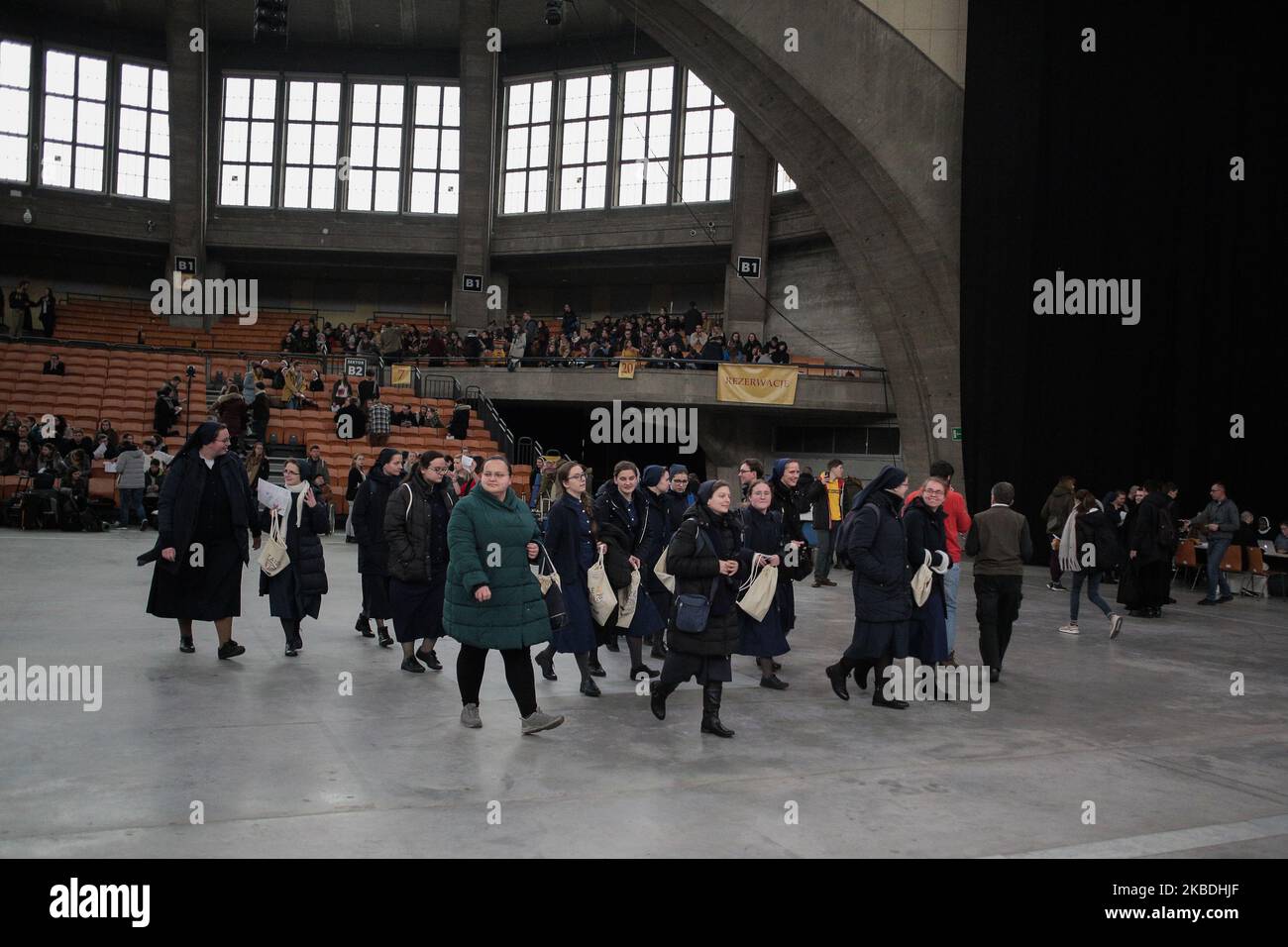 Les gens assistent à la réunion européenne de la jeunesse de 42nd organisée par la communauté de Taize a commencé à Wroclaw, en Pologne, le 28 décembre 2019. (Photo de Krzysztof Zatycki/NurPhoto) Banque D'Images