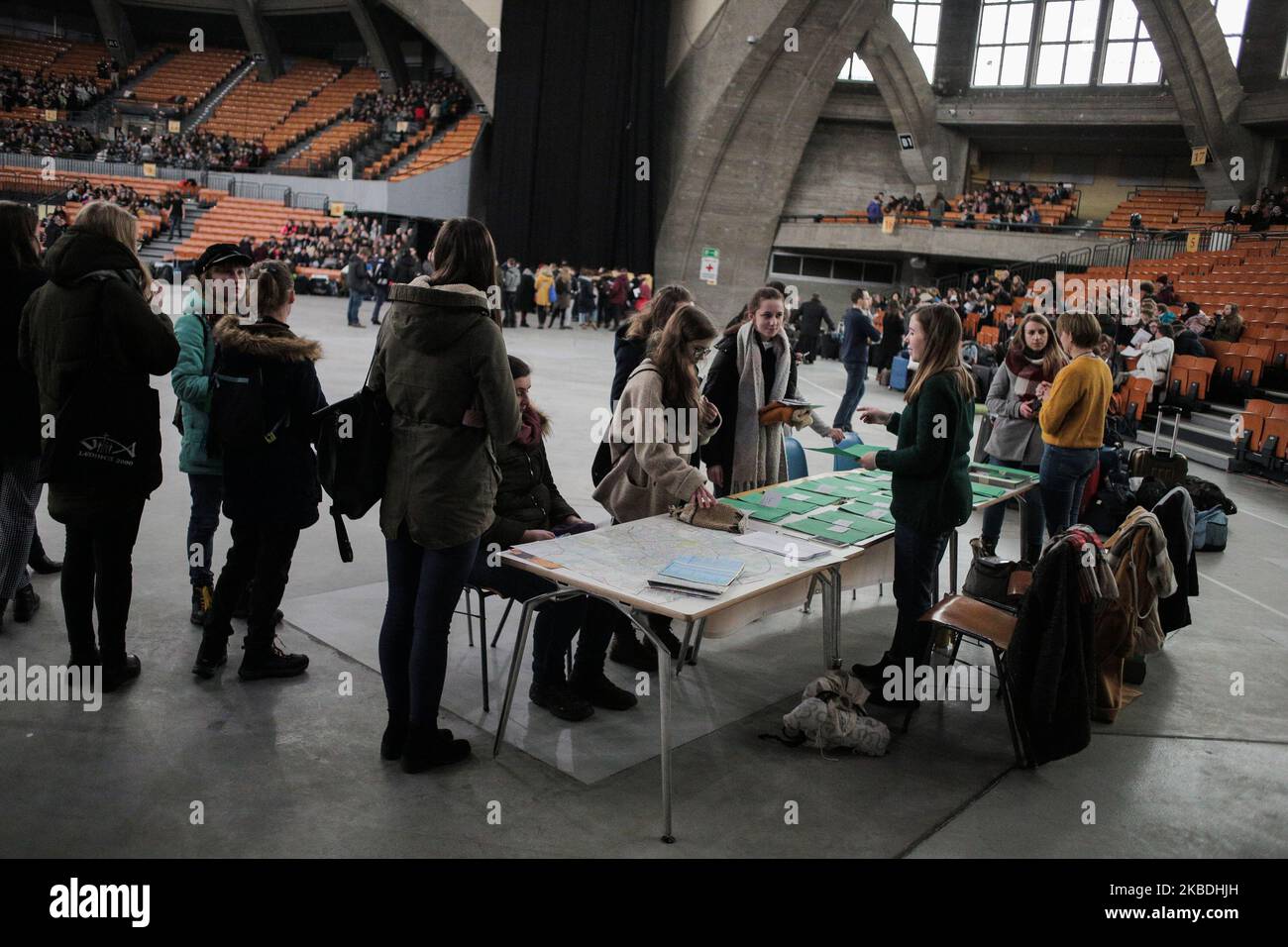 Les gens assistent à la réunion européenne de la jeunesse de 42nd organisée par la communauté de Taize a commencé à Wroclaw, en Pologne, le 28 décembre 2019. (Photo de Krzysztof Zatycki/NurPhoto) Banque D'Images