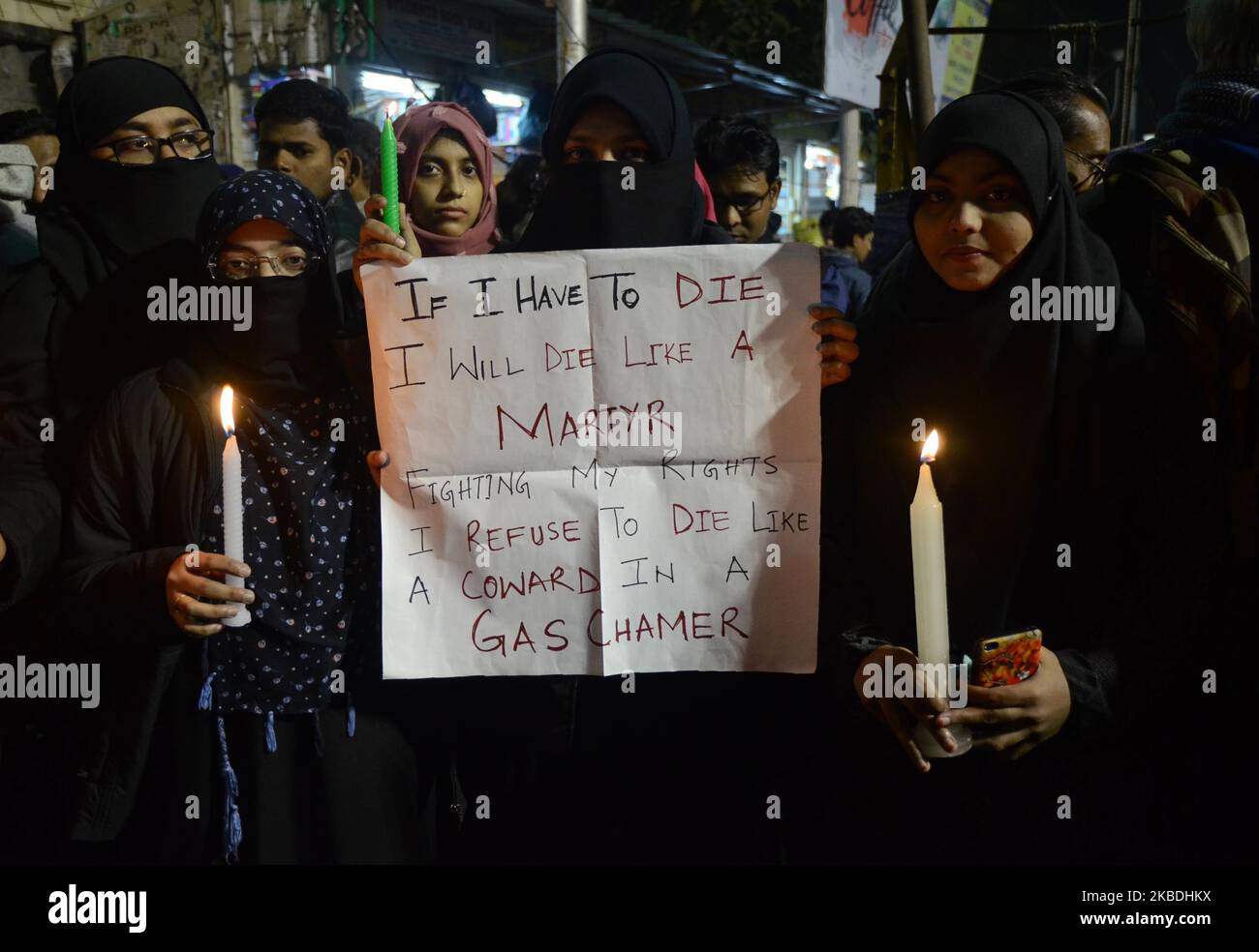 Les femmes musulmanes indiennes ont tenu des bougies et des affiches lors d'un rassemblement de marche aux chandelles pour protester contre la loi sur l'amendement de la citoyenneté (CAA) et le registre national des citoyens (NRC) du gouvernement indien à Kolkata (Inde) le samedi 28th décembre 2019. (Photo de Sonali Pal Chaudhury/NurPhoto) Banque D'Images