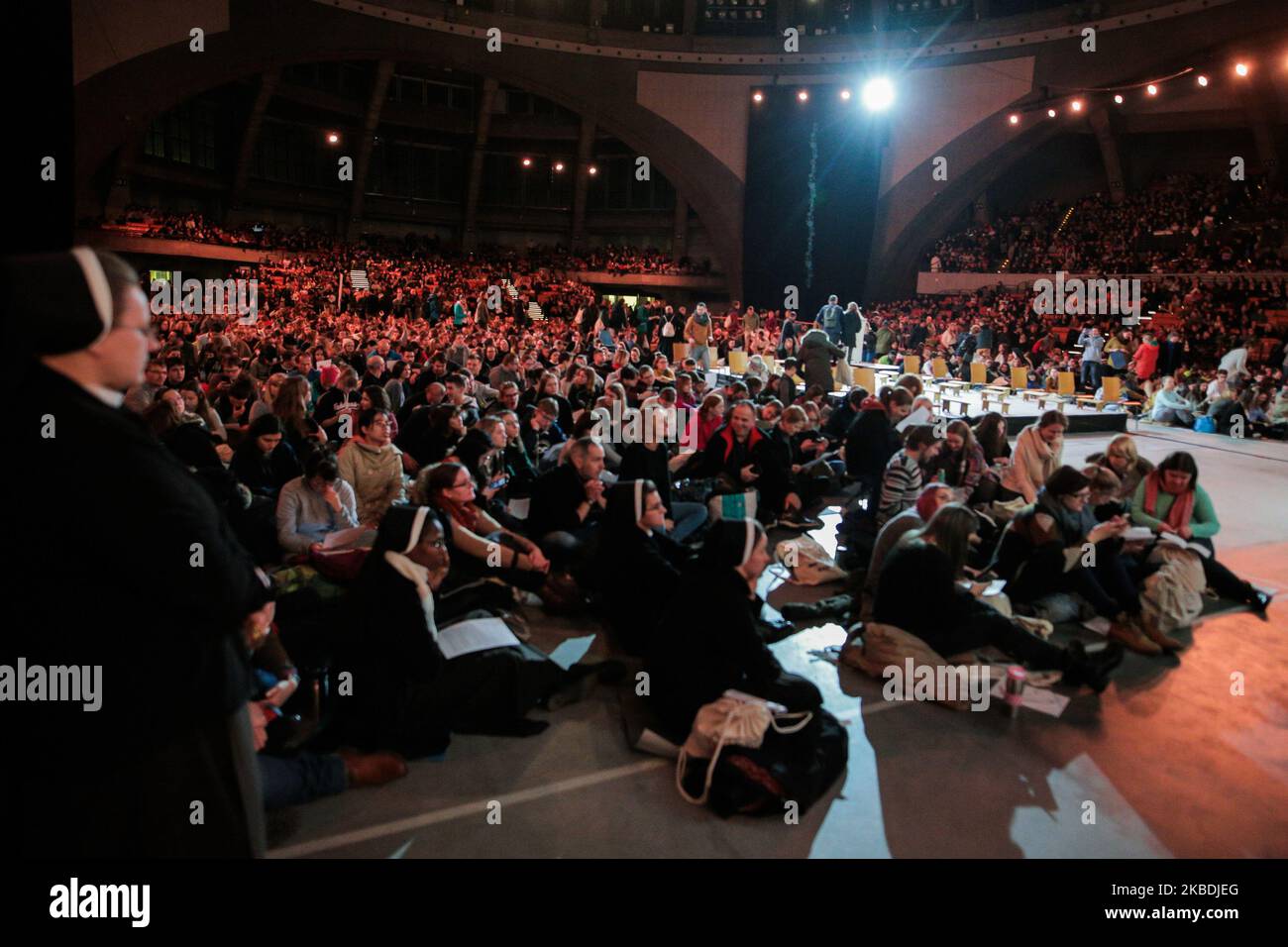 Les gens assistent à la réunion européenne de la jeunesse de 42nd organisée par la communauté de Taize a commencé à Wroclaw, en Pologne, le 28 décembre 2019. (Photo de Krzysztof Zatycki/NurPhoto) Banque D'Images