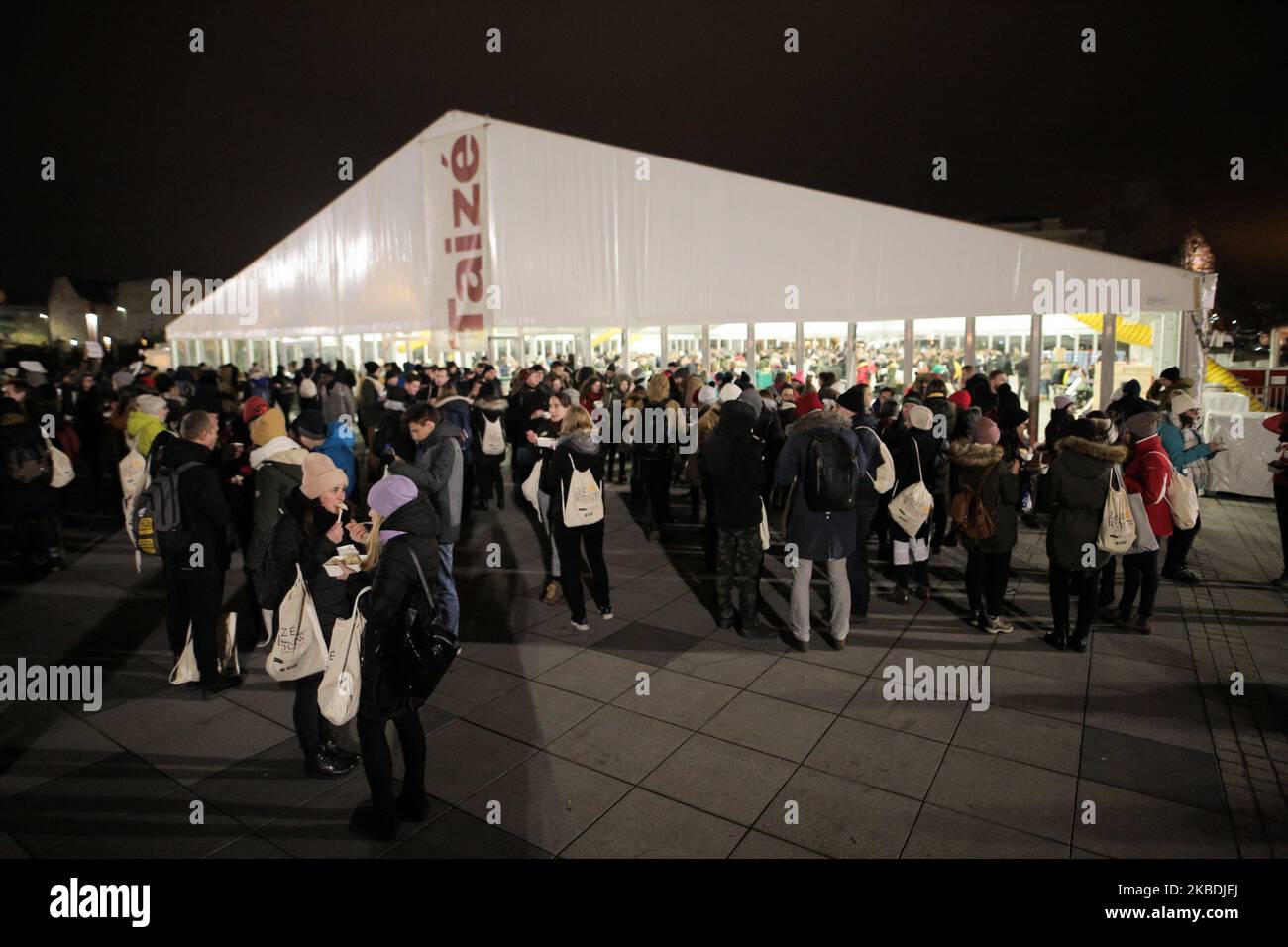 Les gens assistent à la réunion européenne de la jeunesse de 42nd organisée par la communauté de Taize a commencé à Wroclaw, en Pologne, le 28 décembre 2019. (Photo de Krzysztof Zatycki/NurPhoto) Banque D'Images