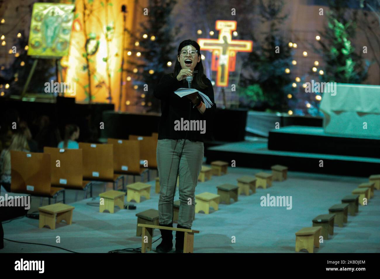 Les gens assistent à la réunion européenne de la jeunesse de 42nd organisée par la communauté de Taize a commencé à Wroclaw, en Pologne, le 28 décembre 2019. (Photo de Krzysztof Zatycki/NurPhoto) Banque D'Images