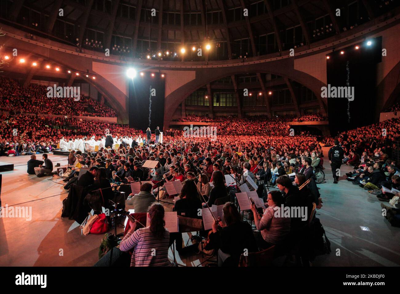 Les gens assistent à la réunion européenne de la jeunesse de 42nd organisée par la communauté de Taize a commencé à Wroclaw, en Pologne, le 28 décembre 2019. (Photo de Krzysztof Zatycki/NurPhoto) Banque D'Images