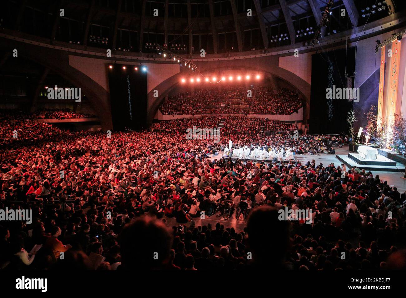 Les gens assistent à la réunion européenne de la jeunesse de 42nd organisée par la communauté de Taize a commencé à Wroclaw, en Pologne, le 28 décembre 2019. (Photo de Krzysztof Zatycki/NurPhoto) Banque D'Images