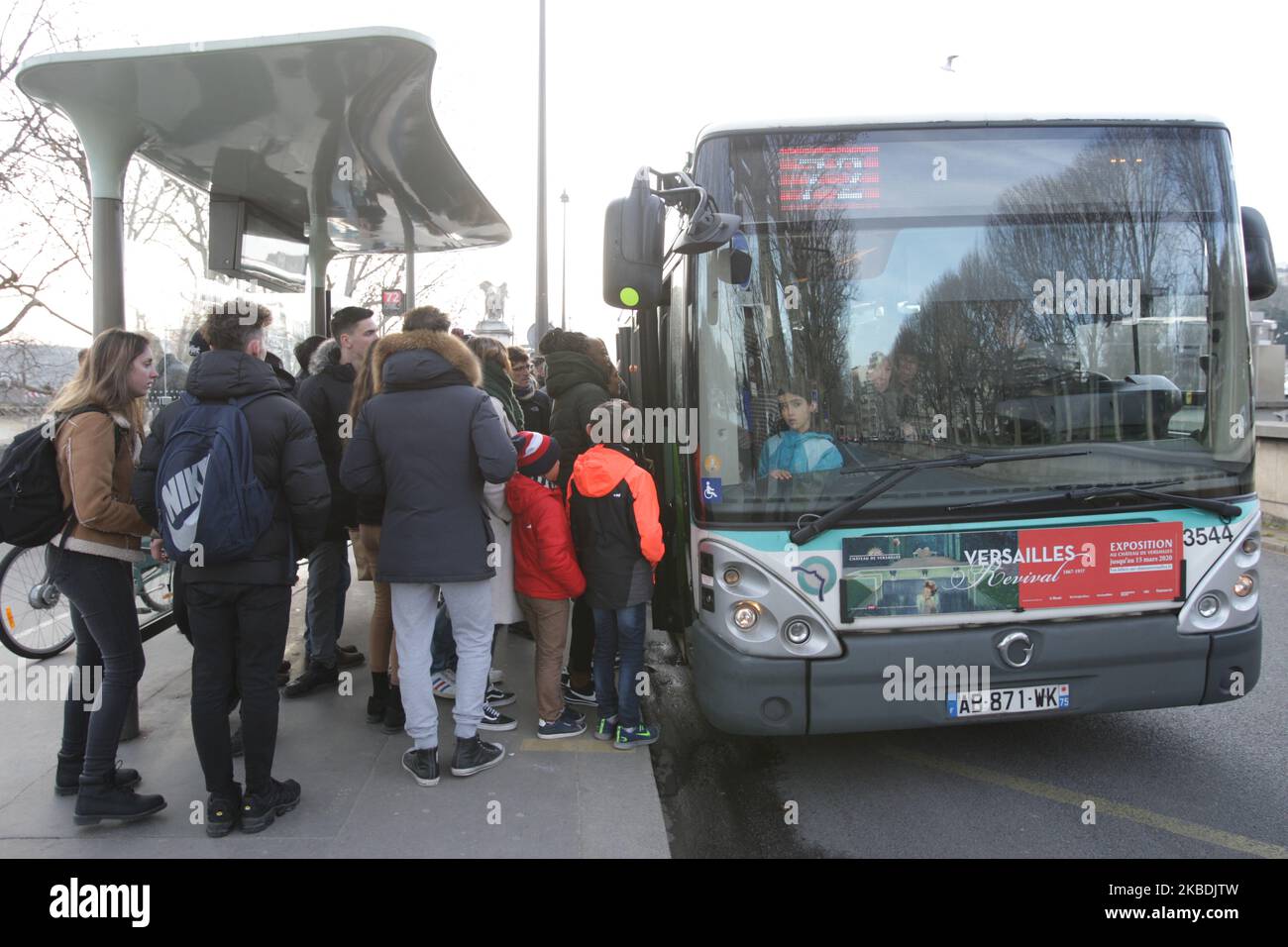 Les navetteurs embarquent dans un bus à l'avenue Kleber lors d'une grève générale des transports sur 28 décembre 2019 à Paris. Après 25 jours, les syndicats français continuent de faire grève contre le système de réforme des régimes de retraite. (Photo de Paulo Amorim/NurPhoto) Banque D'Images