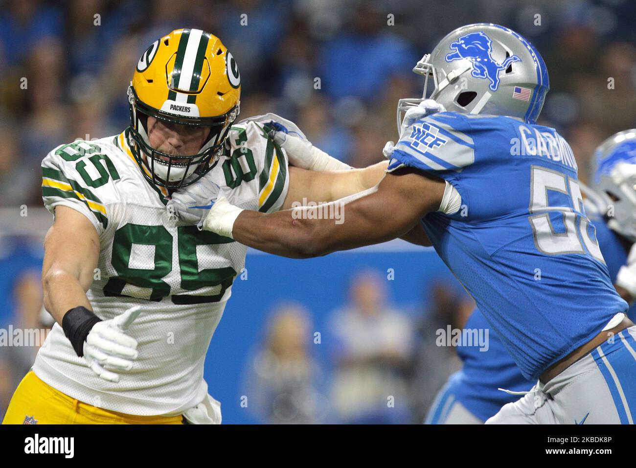 Green Bay Packers Tight End Robert Tonyan (85) défend contre le linebacker des Lions de Detroit Jason Cabinda (53) lors de la première moitié d'un match de football de la NFL à Detroit, Michigan, États-Unis, dimanche, 29 décembre 2019 (photo de Jorge Lemus/NurPhoto) Banque D'Images Green Bay Packers Tight End Robert Tonyan (85) défend contre le linebacker des Lions de Detroit Jason Cabinda (53) lors de la première moitié d'un match de football de la NFL à Detroit, Michigan, États-Unis, dimanche, 29 décembre 2019 (photo de Jorge Lemus/NurPhoto) Banque D'Images