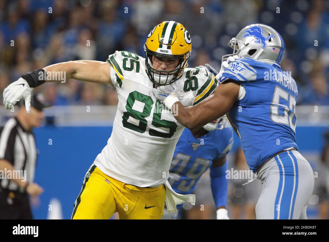Green Bay Packers Tight End Robert Tonyan (85) défend contre le linebacker des Lions de Detroit Jason Cabinda (53) lors de la première moitié d'un match de football de la NFL à Detroit, Michigan, États-Unis, dimanche, 29 décembre 2019 (photo de Jorge Lemus/NurPhoto) Banque D'Images Green Bay Packers Tight End Robert Tonyan (85) défend contre le linebacker des Lions de Detroit Jason Cabinda (53) lors de la première moitié d'un match de football de la NFL à Detroit, Michigan, États-Unis, dimanche, 29 décembre 2019 (photo de Jorge Lemus/NurPhoto) Banque D'Images