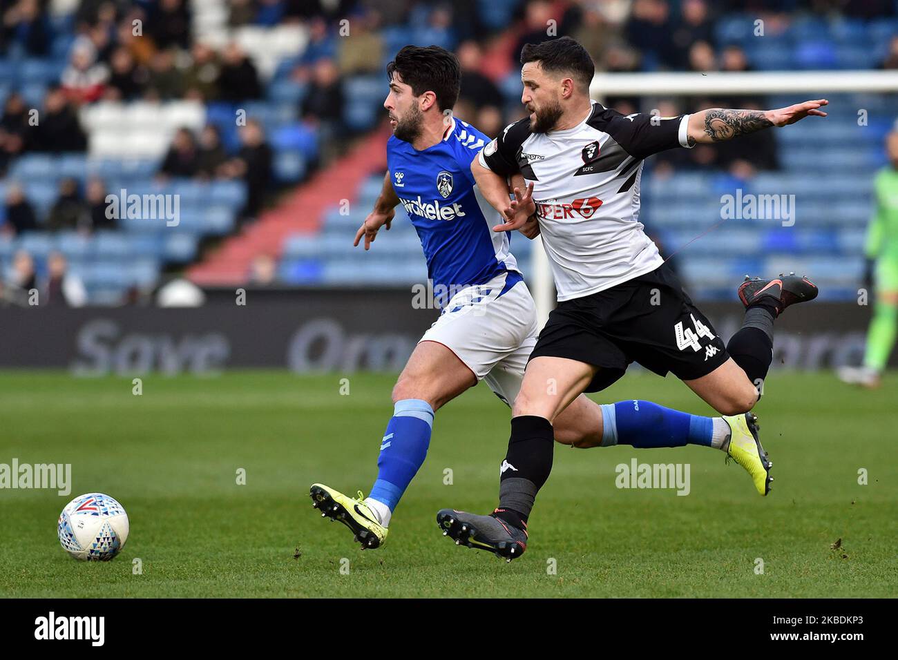 Zak Mills d'Oldham Athletic et Craig Conway de Salford City lors du match de la Sky Bet League 2 entre Oldham Athletic et Salford City à Boundary Park, Oldham, le dimanche 29th décembre 2019. (Photo d'Eddie Garvey/MI News/NurPhoto) Banque D'Images