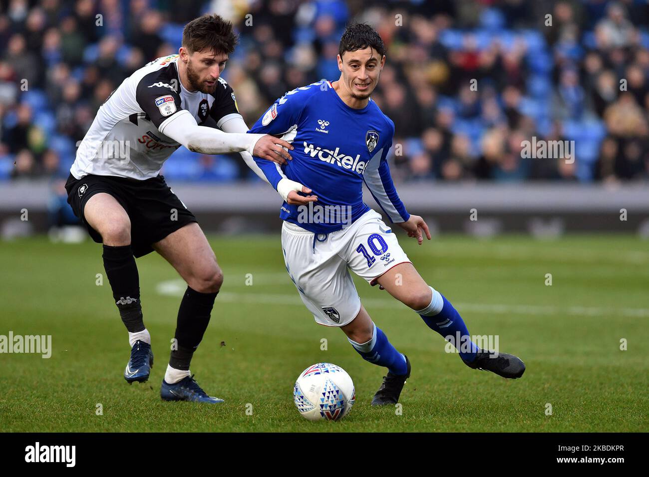 Mohamed Maouche d'Oldham Athletic et Joe Jones de Salford City lors du match de la Sky Bet League 2 entre Oldham Athletic et Salford City à Boundary Park, Oldham, le dimanche 29th décembre 2019. (Photo d'Eddie Garvey/MI News/NurPhoto) Banque D'Images