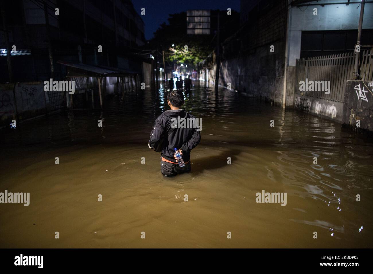 Les résidents se sont précipités dans une zone inondée de la route principale, à l'ouest de Jakarta, en Indonésie, sur 02 janvier 2020. Les inondations causées par de fortes pluies ont fait au moins 21 morts et des dizaines de milliers de personnes ont été déplacées de leurs foyers alors que la ville se prépare à la poursuite des pluies. (Photo par Afriadi Hikmal/NurPhoto) Banque D'Images