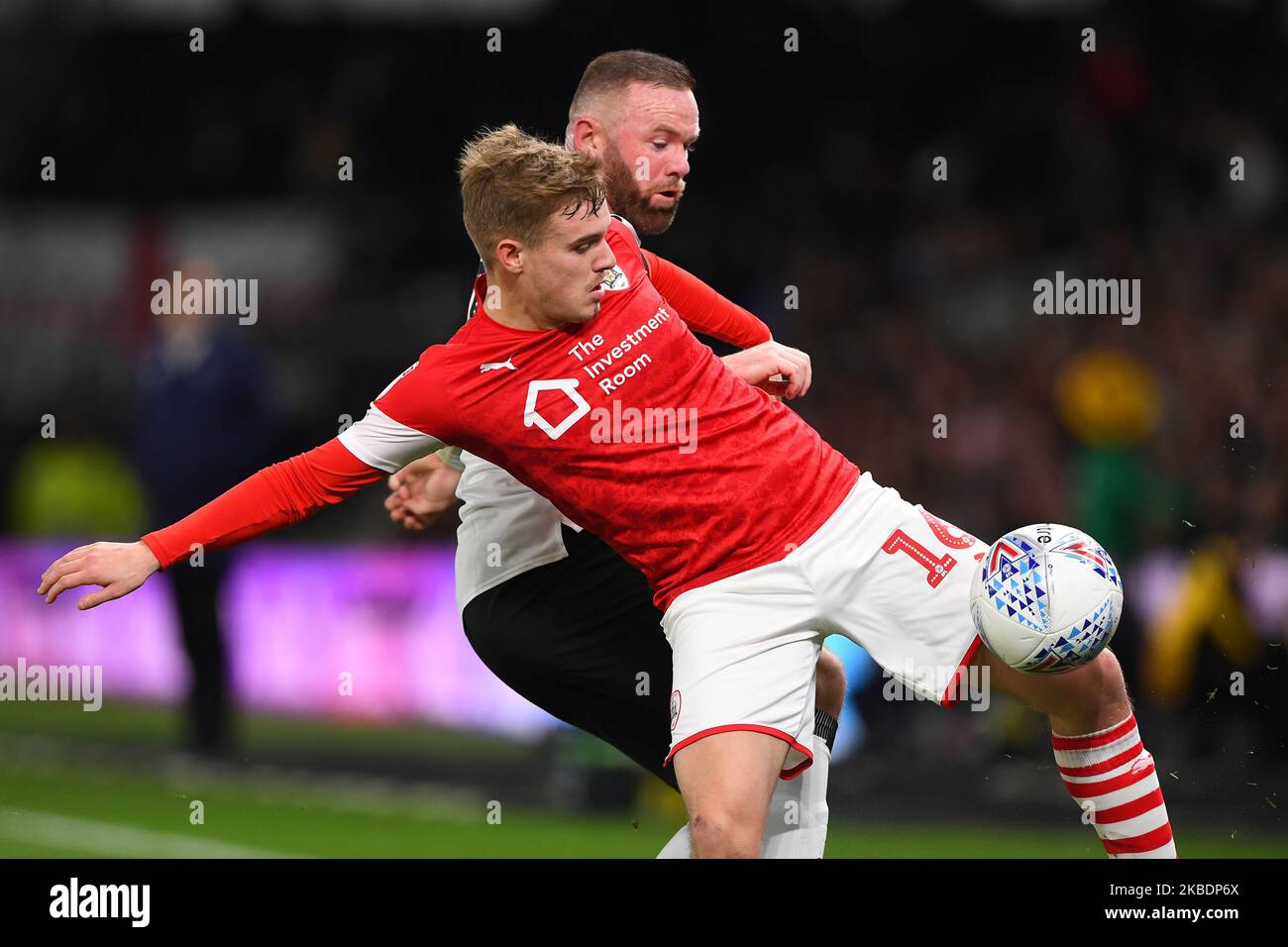 Luke Thomas (16) de Barnsley combat avec Wayne Rooney (32) du comté de Derby lors du match de championnat Sky Bet entre le comté de Derby et Barnsley au Pride Park, Derby, le jeudi 2nd janvier 2020. (Photo de Jon Hobley/MI News/NurPhoto) Banque D'Images