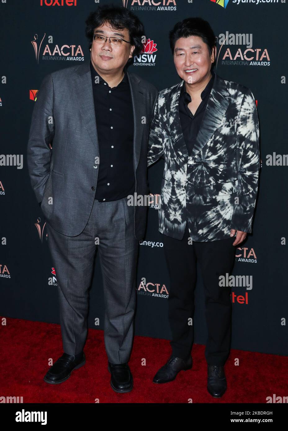 WEST HOLLYWOOD, LOS ANGELES, CALIFORNIE, ÉTATS-UNIS - JANVIER 03 : Bong Joon Ho et Song Kang Ho arrivent aux prix internationaux annuels de l'Académie australienne des arts du cinéma et de la télévision (AACTA) 9th qui se tiennent au SkyBar au Mondrian Los Angeles on 3 janvier 2020 à West Hollywood, Los Angeles, Californie, États-Unis. (Photo par Xavier Collin/image Press Agency/NurPhoto) Banque D'Images