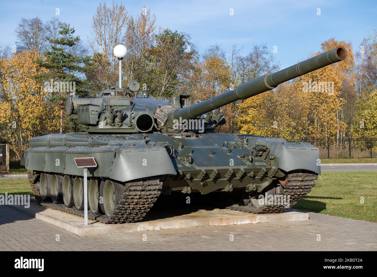 KIROVSK, RUSSIE - 24 OCTOBRE 2022 : un char soviétique T-80 en gros plan le jour ensoleillé d'octobre. Exposition du musée 'percée du blocus de Leni Banque D'Images