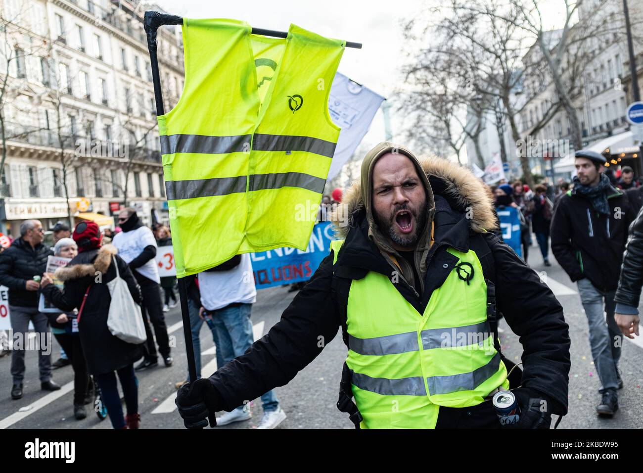 Un démonstrateur du mouvement des Vistes jaunes porte un drapeau en Vest jaune estampillé du logo de la RATP tout en chantant des slogans ce samedi, 4 janvier 2020, alors qu'à l'appel de la CGT, FO, FSU et de tous les syndicats intersyndicaux, frappant les cheminots de la RATP et de la SNCF, Des enseignants et des milliers de caisses Jaunes ont manifesté à Paris entre la Gare de Lyon et la Gare de l'est pour protester contre la réforme des retraites. (Photo de Samuel Boivin/NurPhoto) Banque D'Images